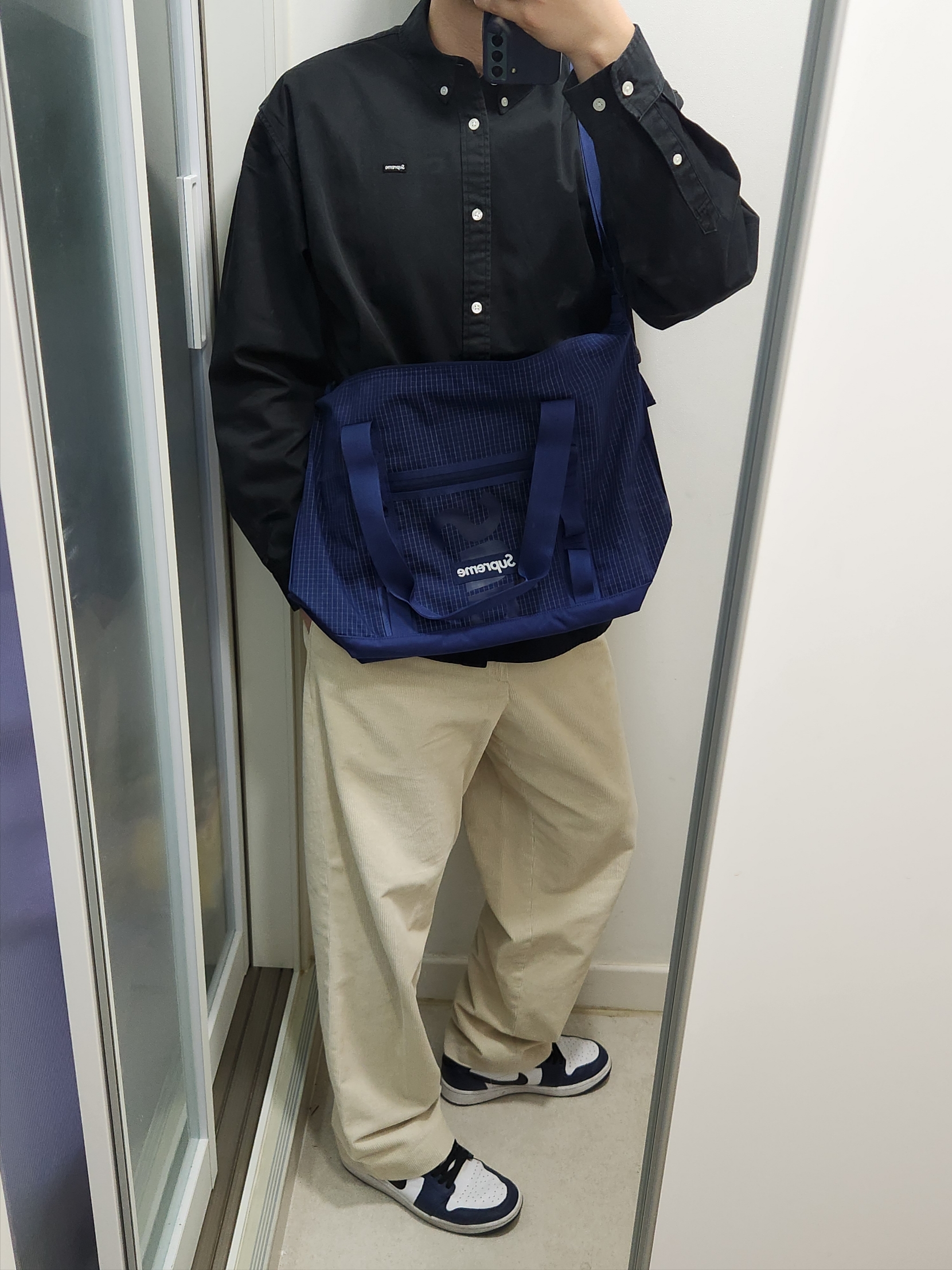 Supreme Small Box Shirt Black - 24SS, Supreme Tote Bag Navy - 24SS 착용 스타일