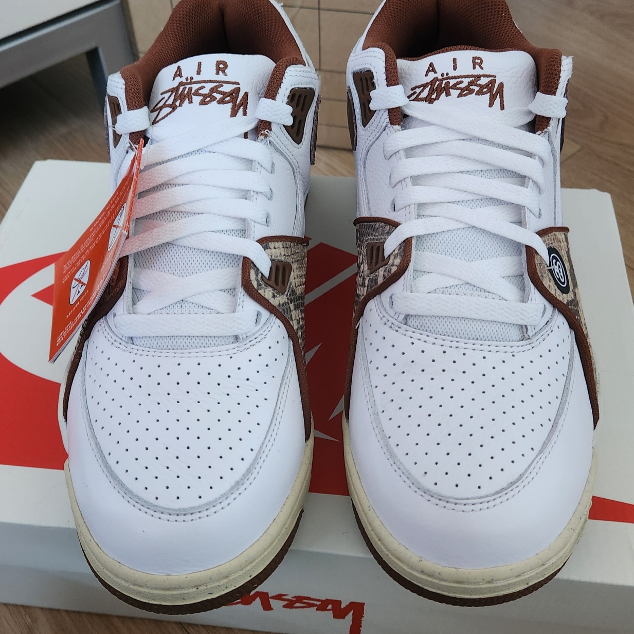 Nike x Stussy Air Flight 89 Low White and Pecan 착용 스타일 - 2