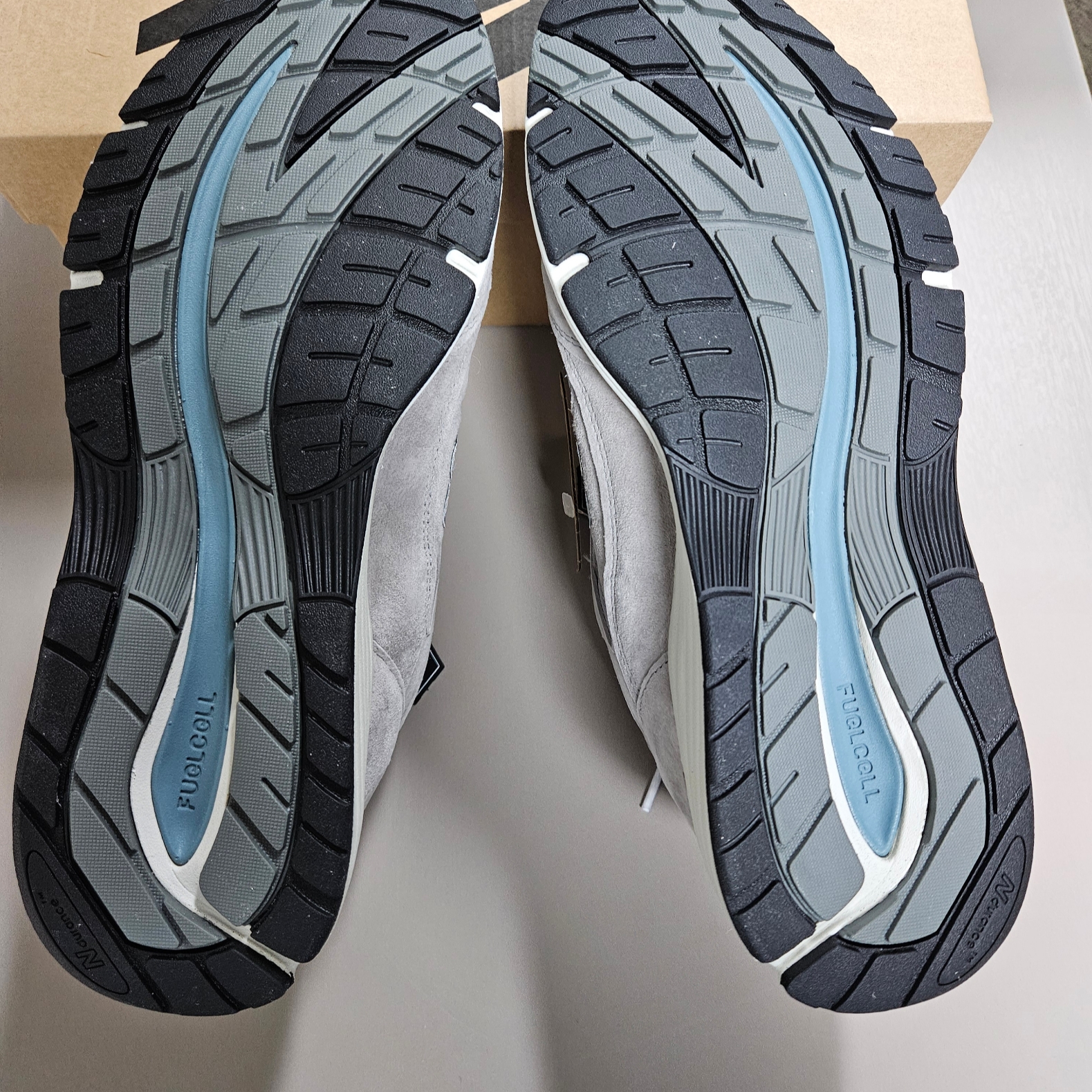New Balance 991v2 Made in UK Rock Ridge Alloy Silver 착용 스타일 - 8