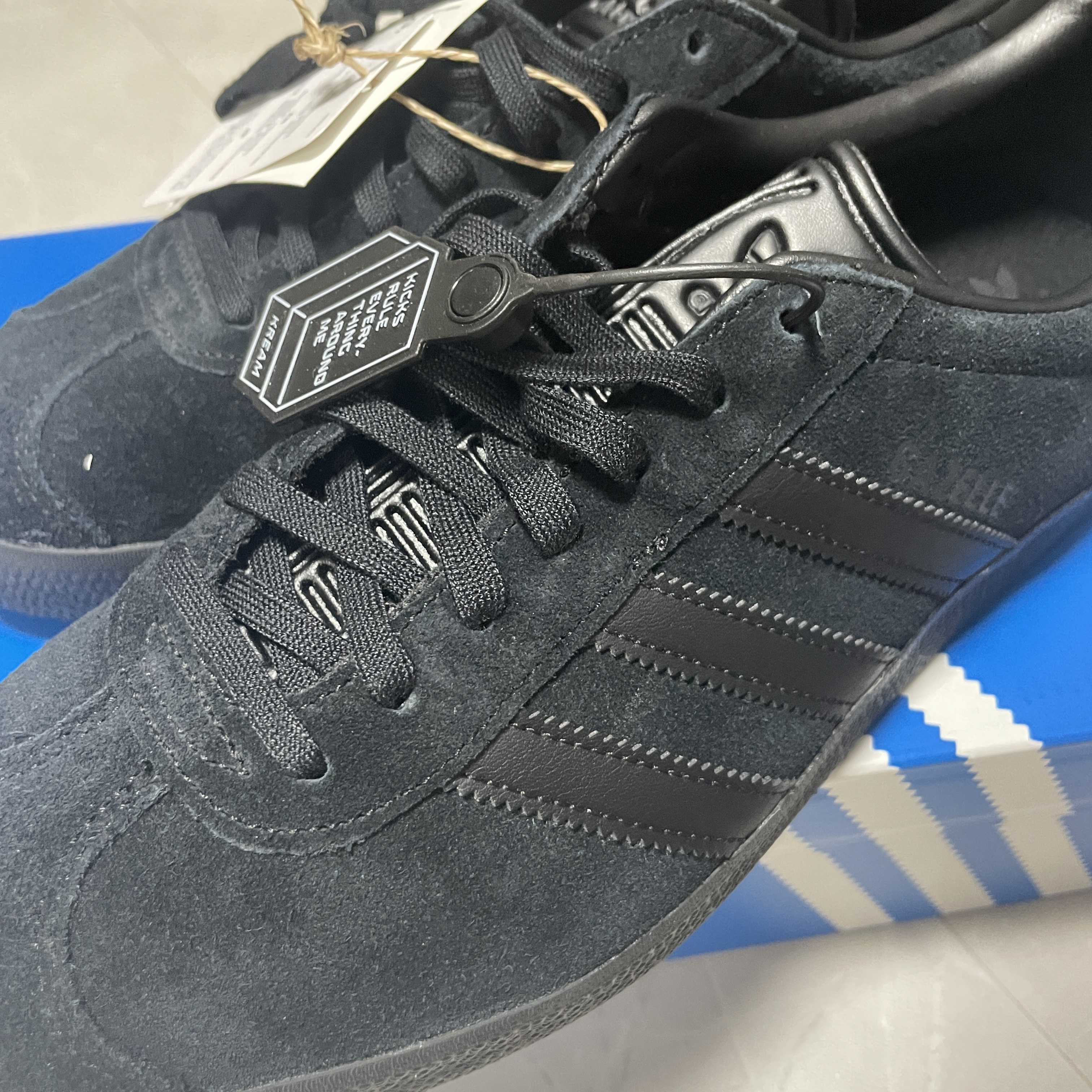 Adidas Gazelle Triple Black 착용 스타일
