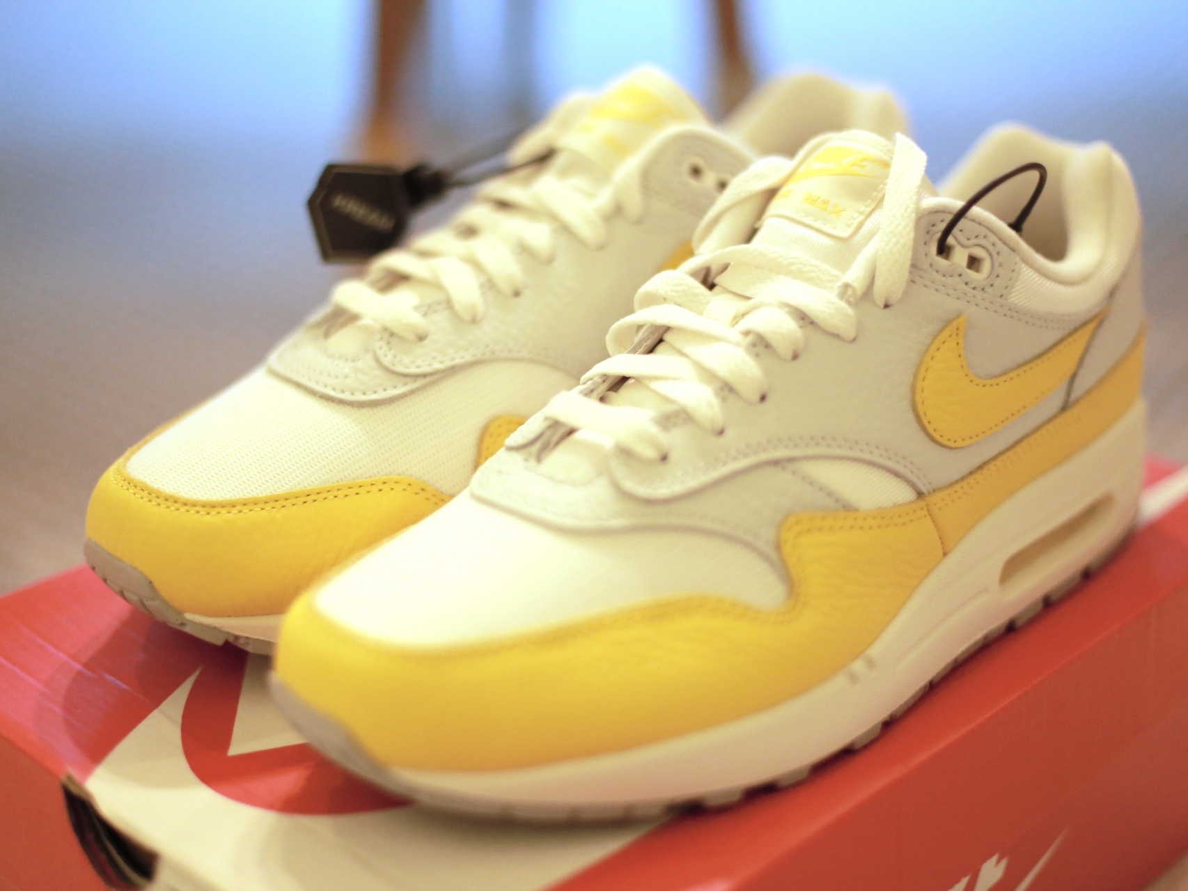 (W) Nike Air Max 1 Tour Yellow 착용 스타일 - 2