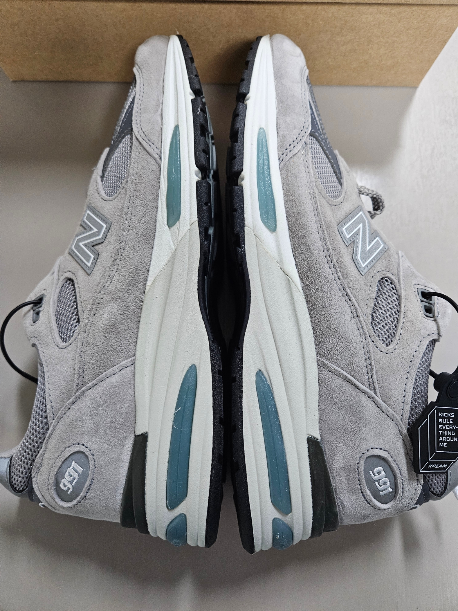New Balance 991v2 Made in UK Rock Ridge Alloy Silver 착용 스타일 - 5