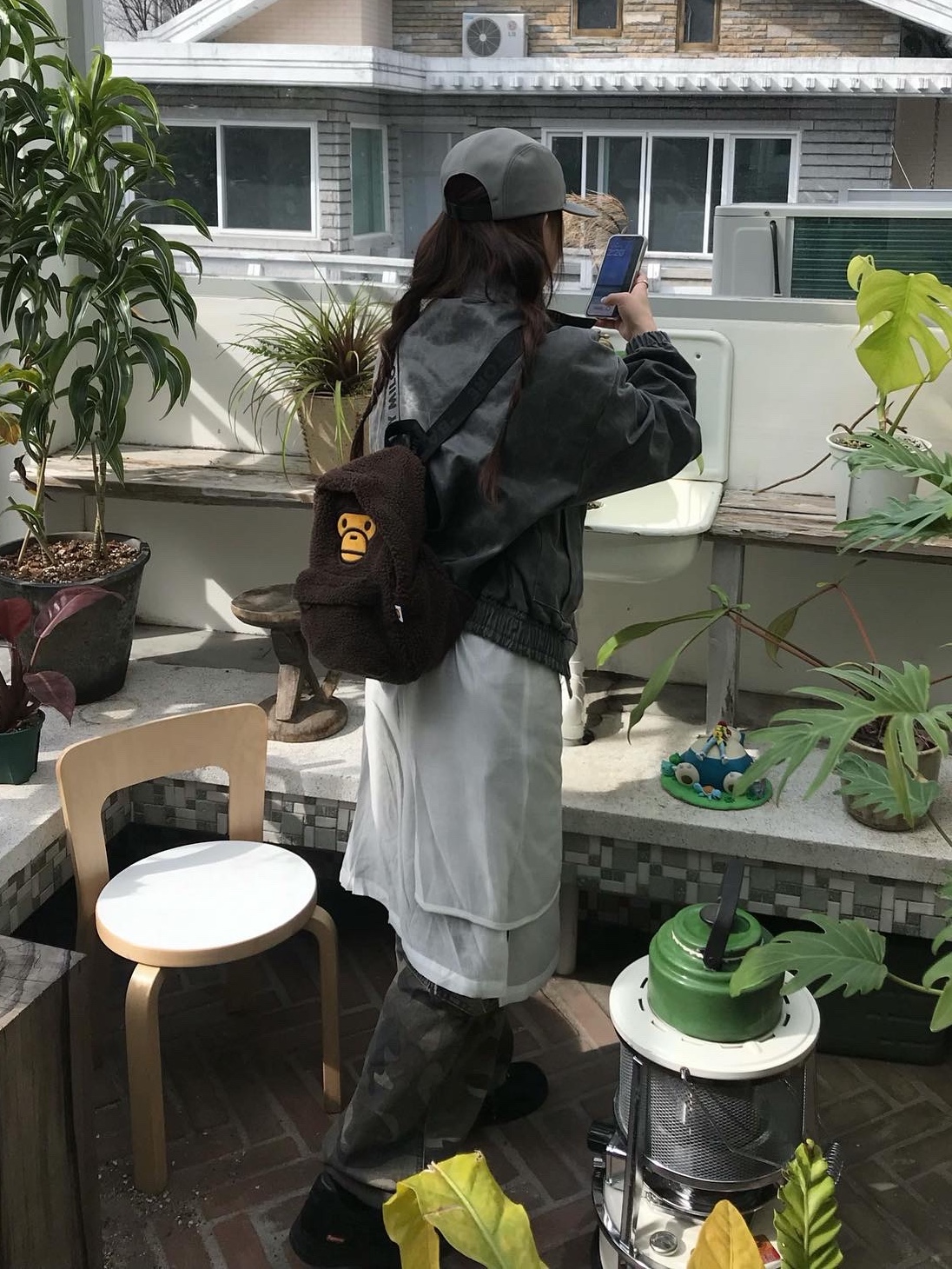 BAPE Baby Milo Mini Fur Backpack Brown, Nike x Supreme Air Force 1 Low Black 착용 스타일 - 2