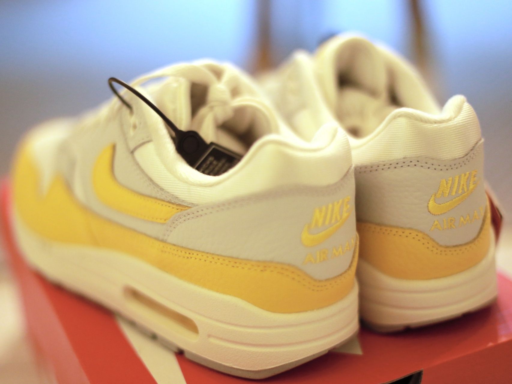 (W) Nike Air Max 1 Tour Yellow 착용 스타일 - 3