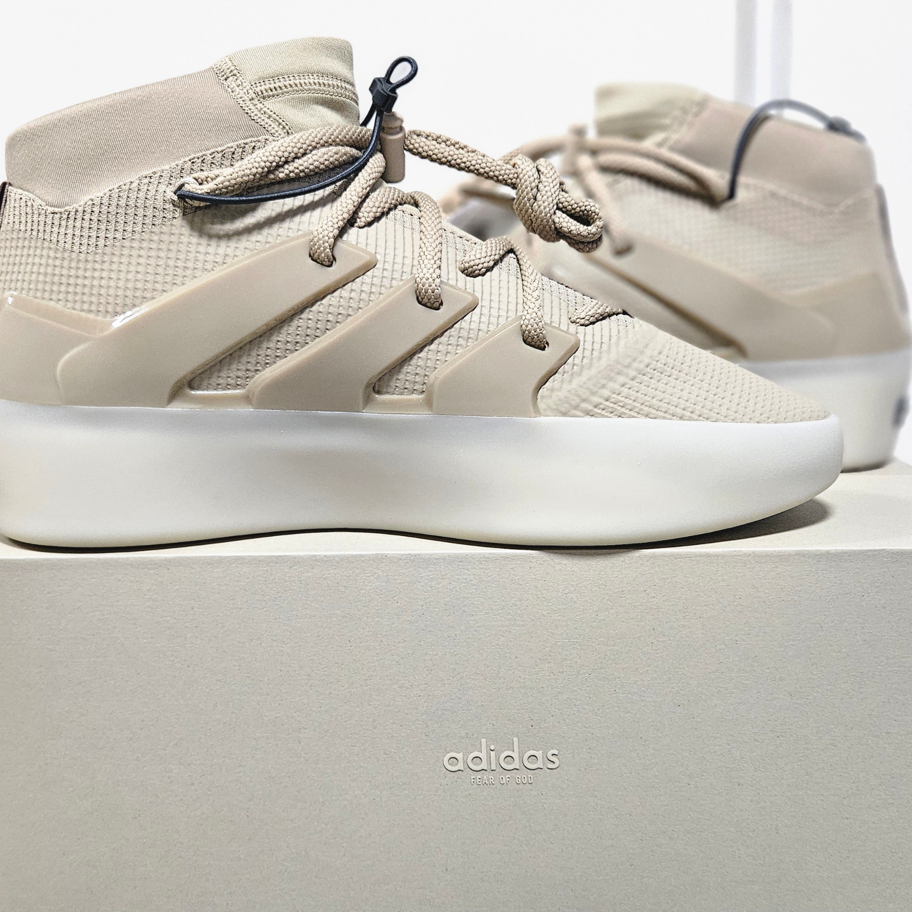 Adidas x Fear of God Athletics I Basketball Clay 착용 스타일 - 3