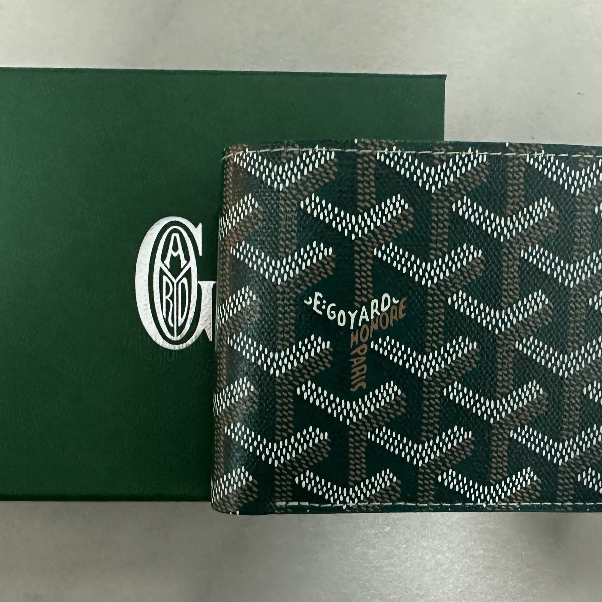 Goyard Victoire Wallet Green 착용 스타일