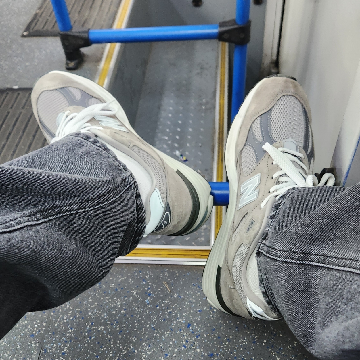 New Balance 991v2 Made in UK Rock Ridge Alloy Silver 착용 스타일