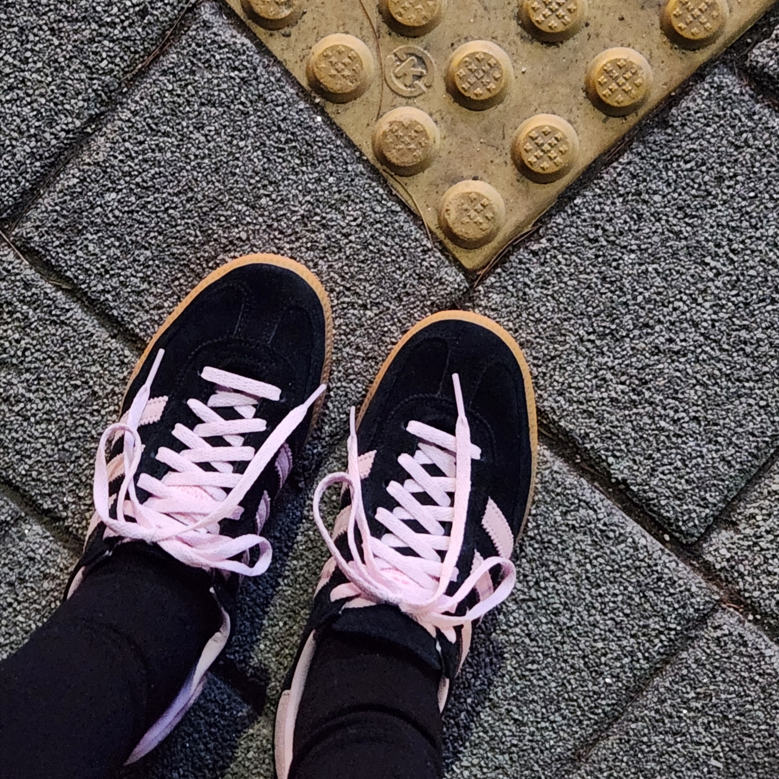 (W) Adidas Spezial Handball Core Black Clear Pink 착용 스타일