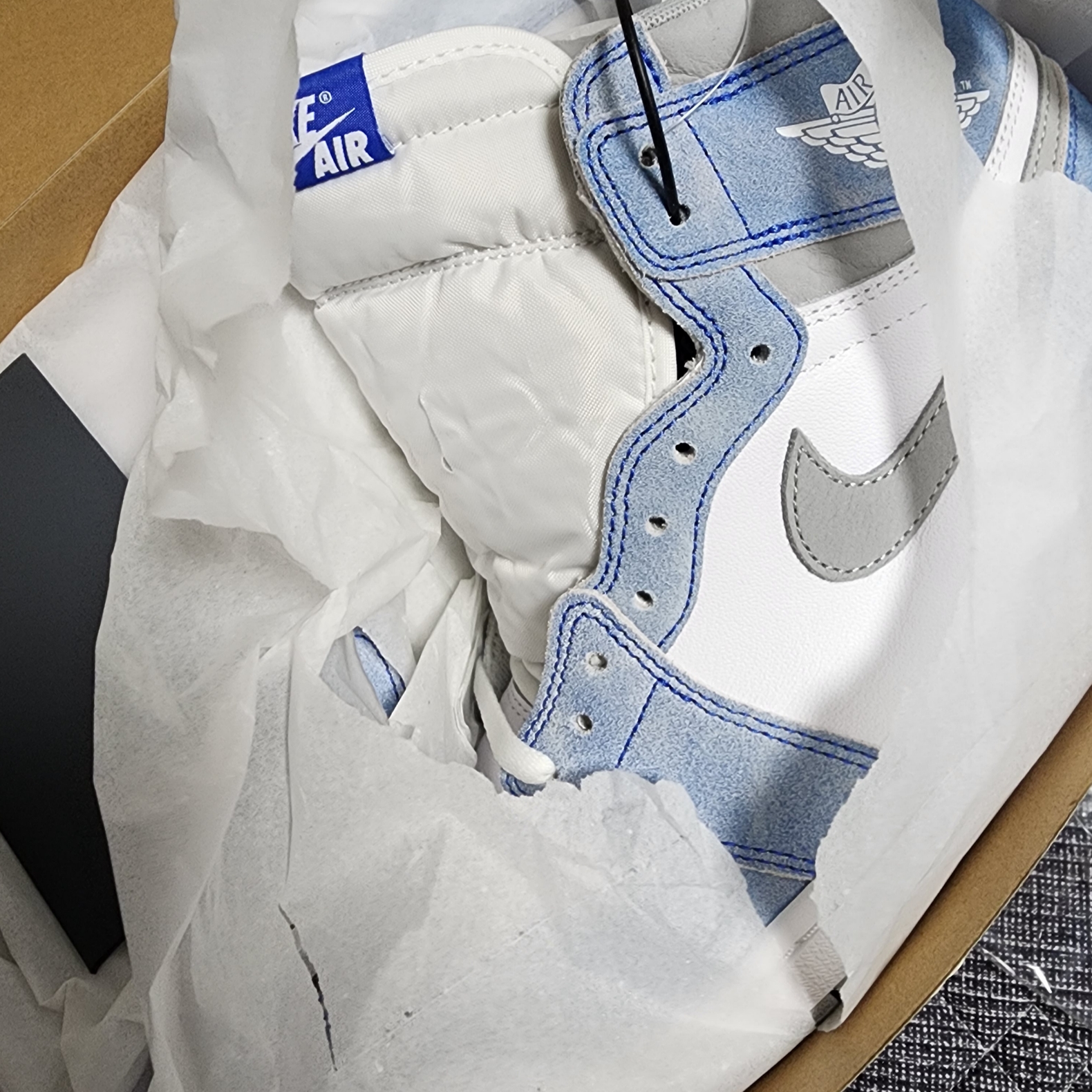 Jordan 1 Retro High OG Hyper Royal 착용 스타일