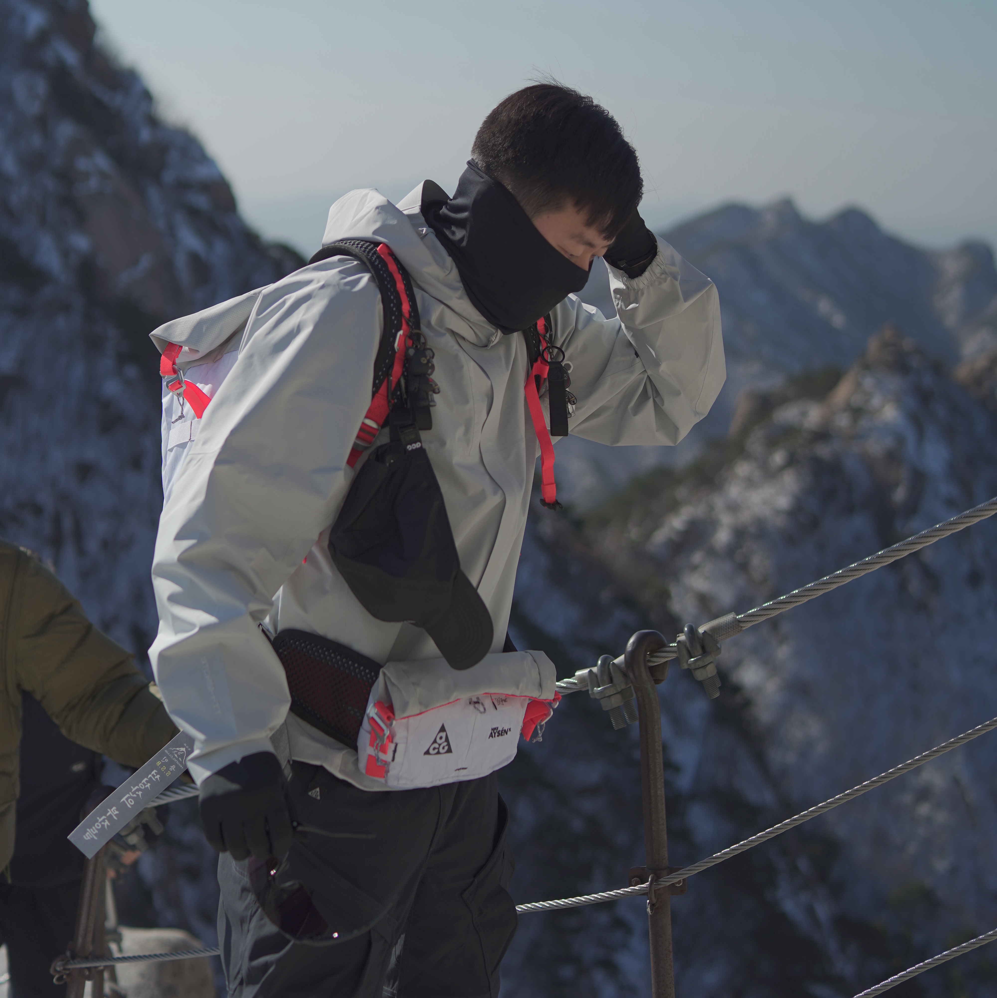 Nike ACG Aisen Daypack 32L White, Nike ACG Trail Cap Black 착용 스타일 - 1