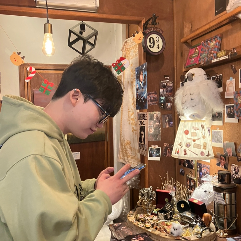 Zara x Ader Error Embroidery Hooded Sweatshirt Light Green 착용 스타일