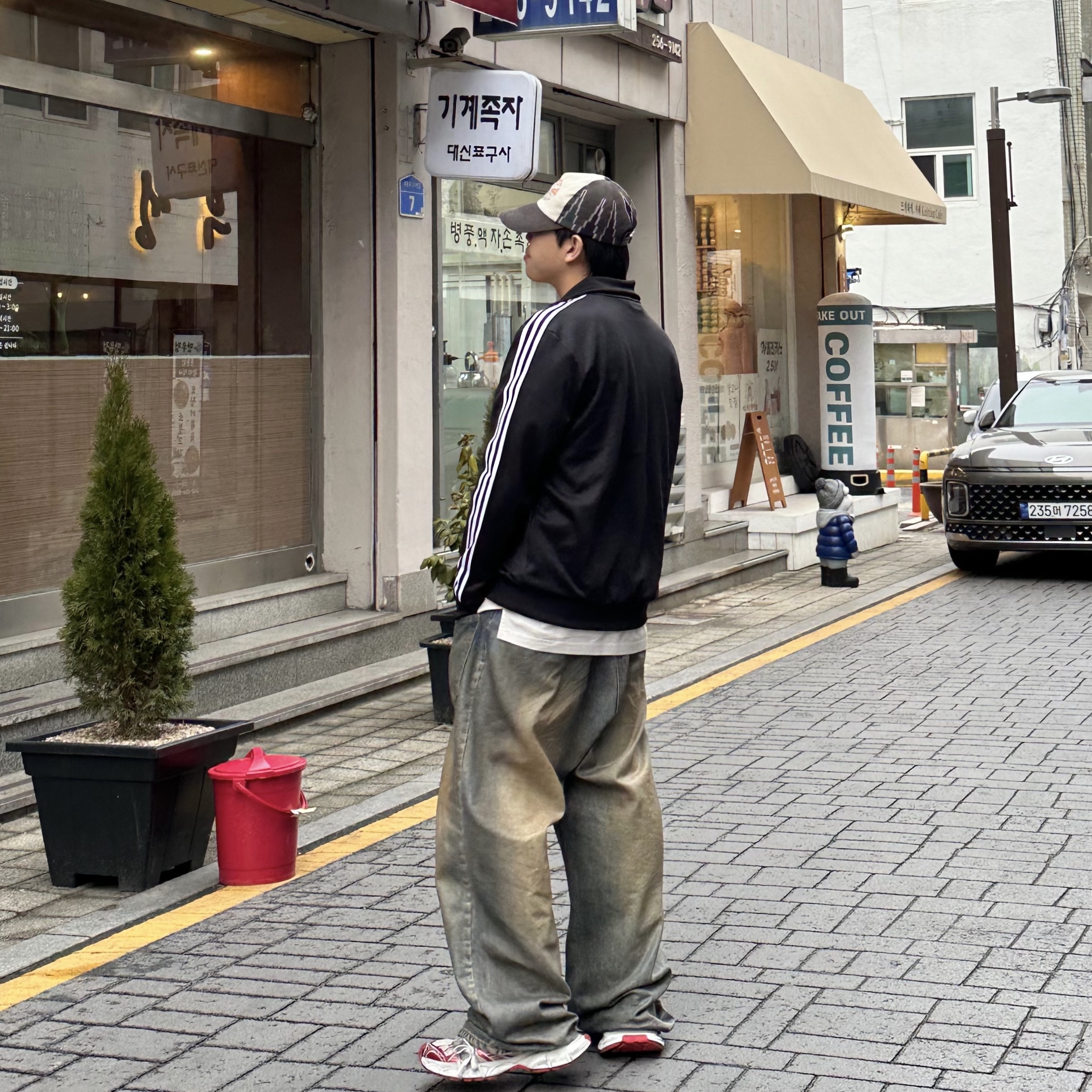 Balenciaga 3XL Sneakers White Red, Adidas Adicolor Classic Beckenbauer Track Top Black - KR Sizing 착용 스타일 - 1