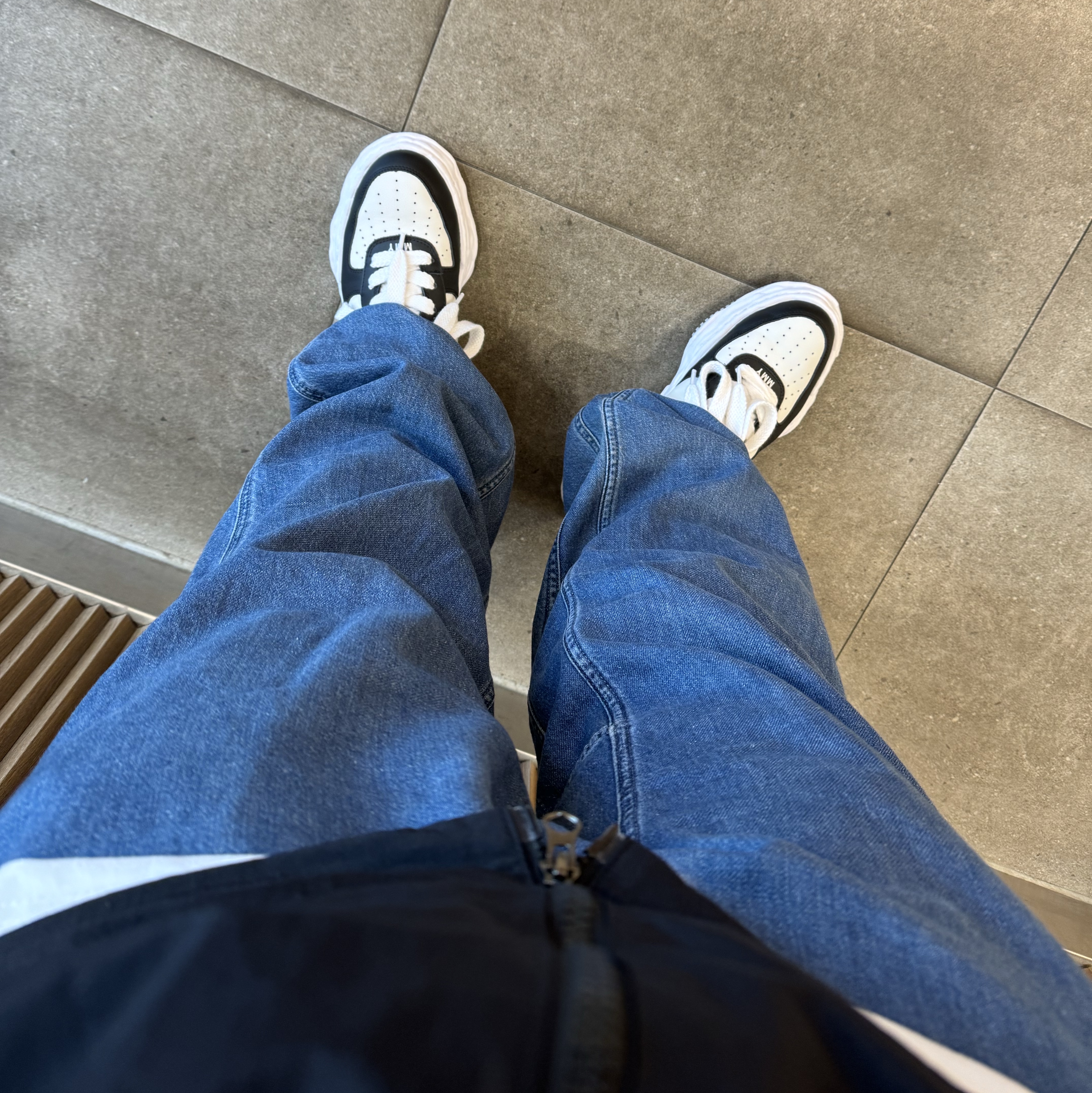 Maison Mihara Yasuhiro Wayne OG Sole Leather Low-top Sneakers Black White 착용 스타일