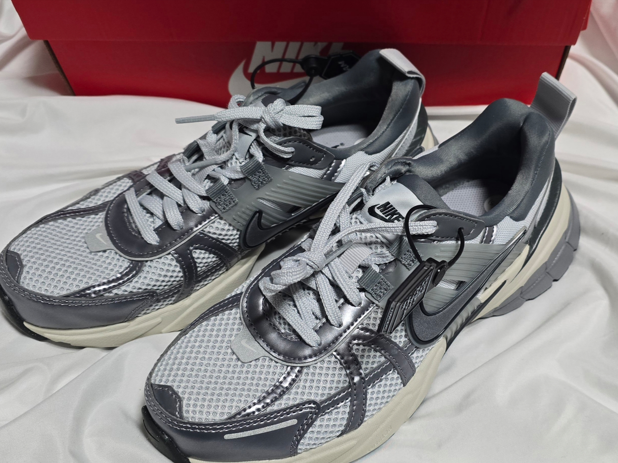 Nike V2K Run Pure Platinum Wolf Grey 착용 스타일