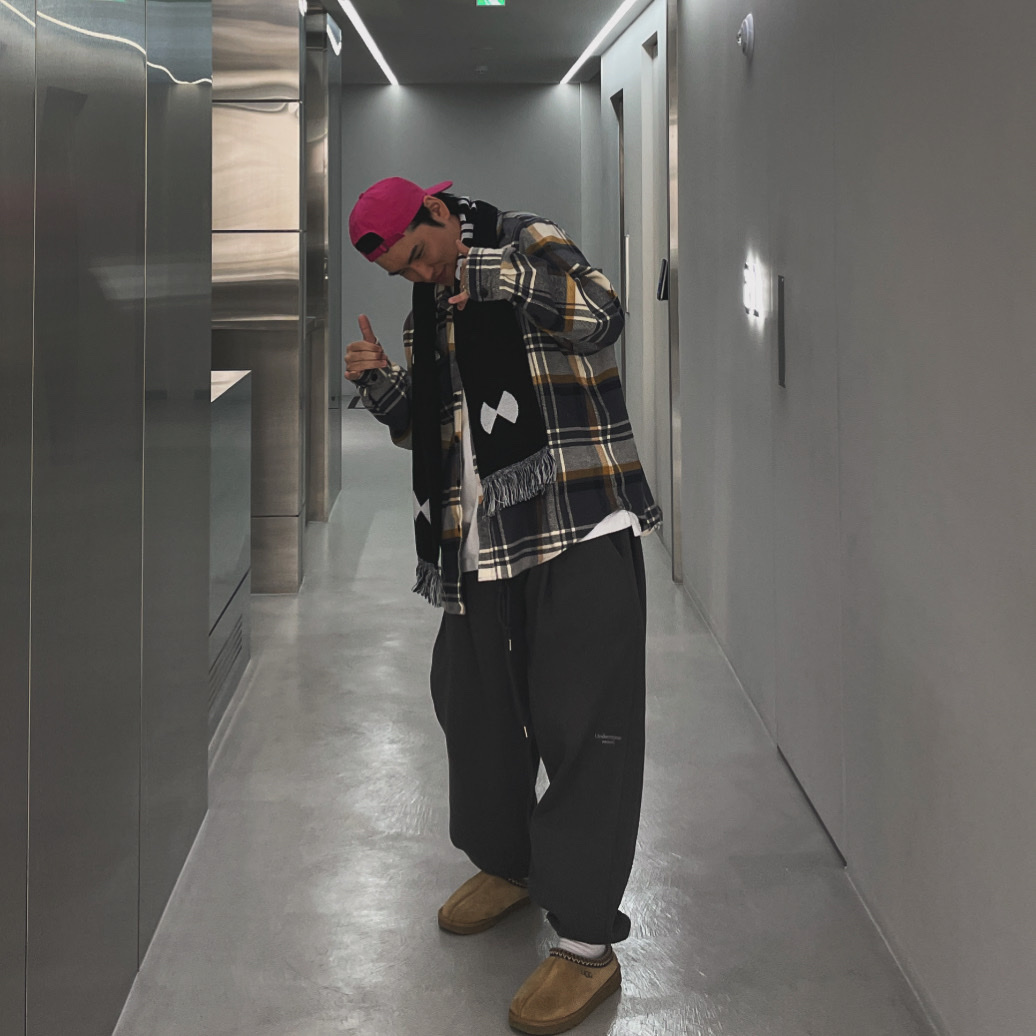 Undermycar Mu.03 Anti Fxxking Logo Play Oversized Sweat Jogger Olive, UGG Tasman Slipper Chestnut 착용 스타일