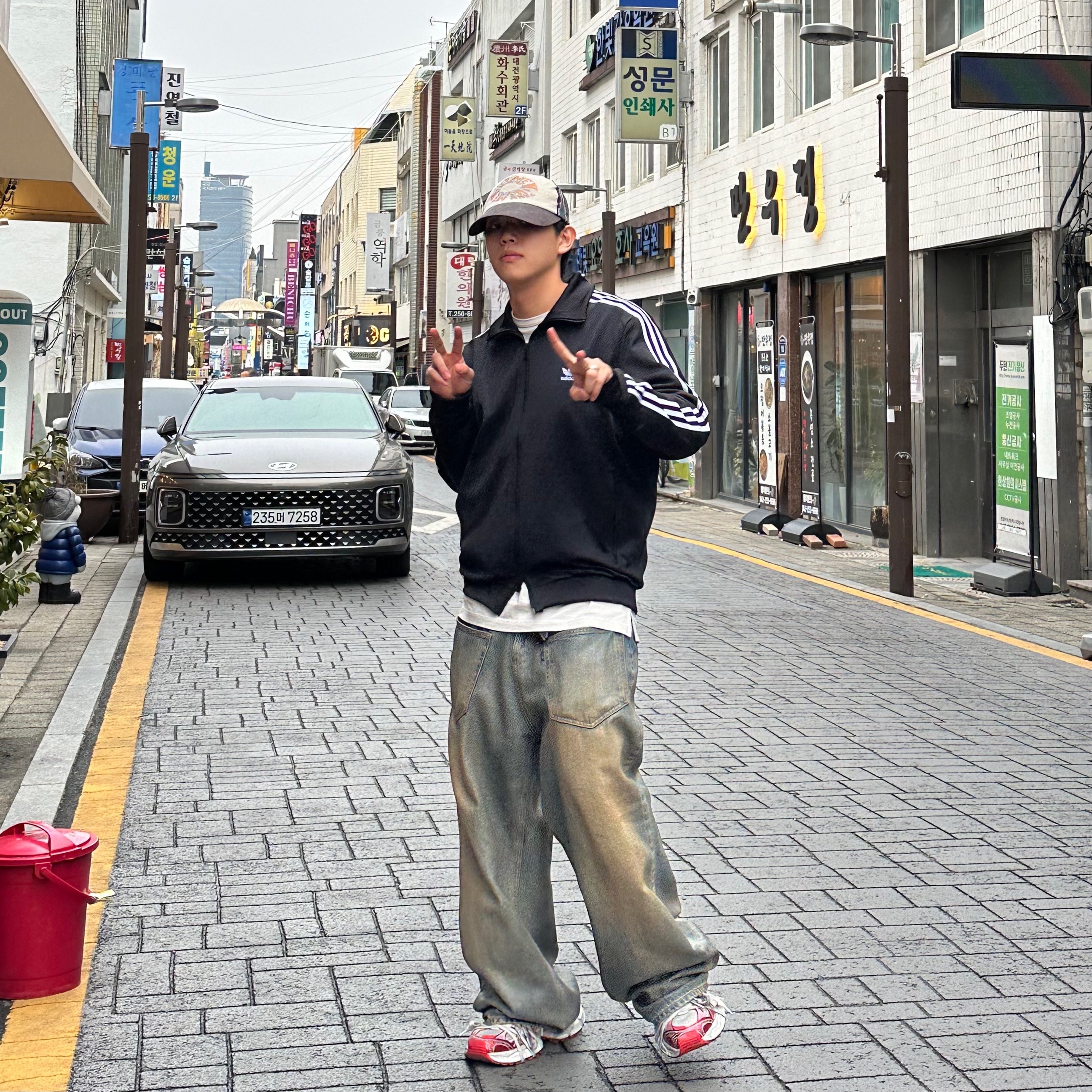 Balenciaga 3XL Sneakers White Red, Adidas Adicolor Classic Beckenbauer Track Top Black - KR Sizing 착용 스타일 - 2