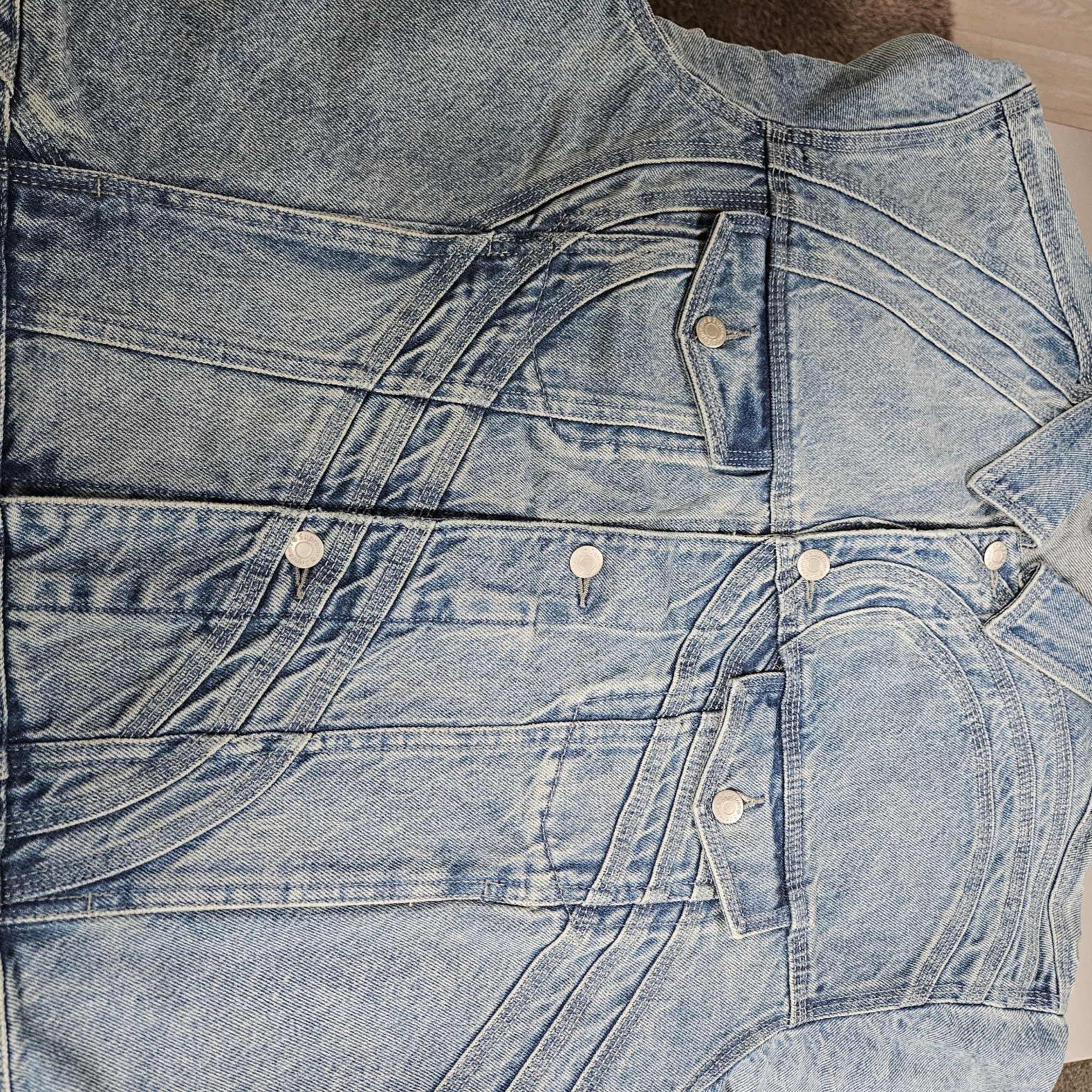 Supreme S Logo Denim Trucker Jacket Washed Blue - 24SS, Stussy Denim Zip Work Jacket Washed Blue 착용 스타일 - 4