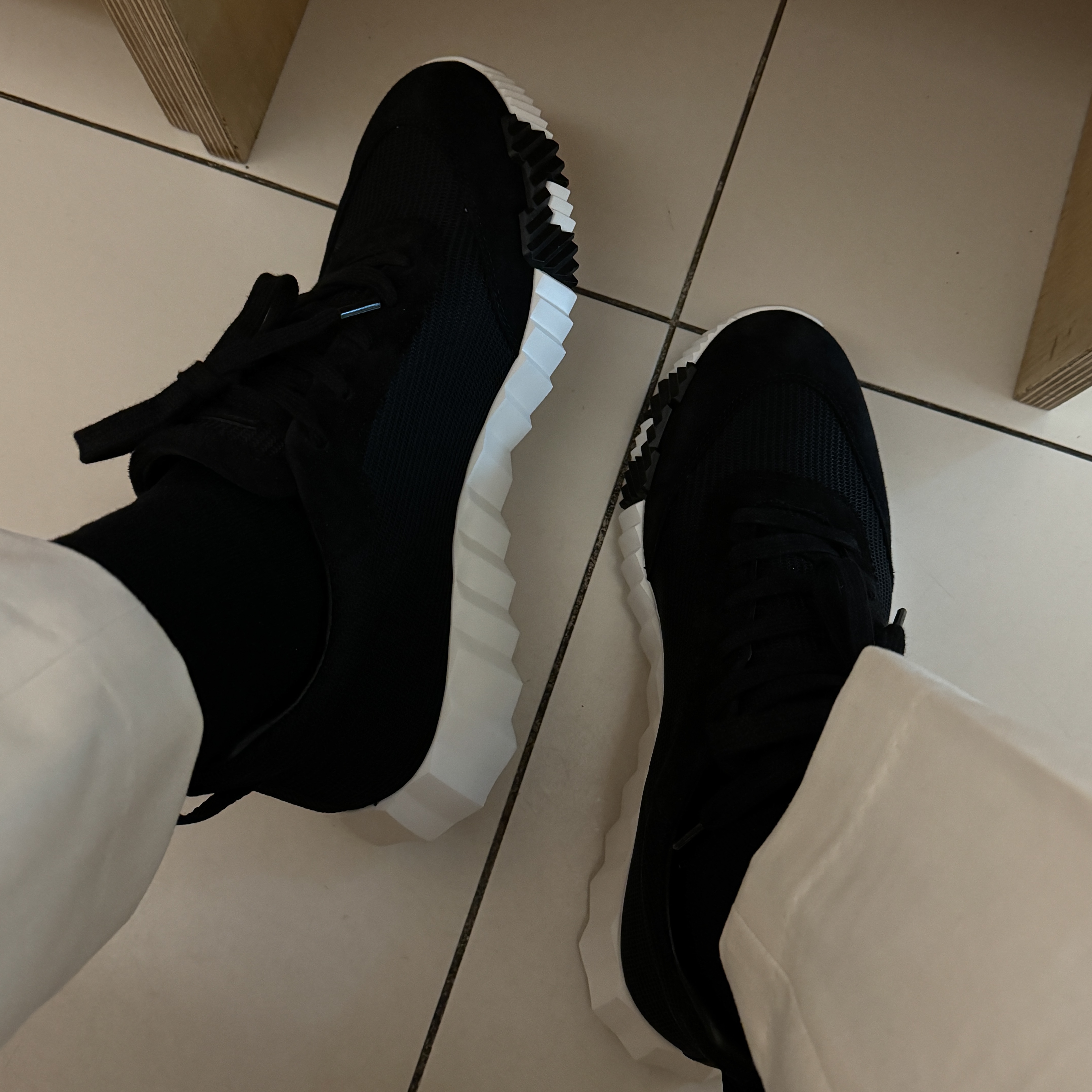 Hermes Bouncing Sneakers Mesh Suede Goatskin & Noir 착용 스타일 - 2