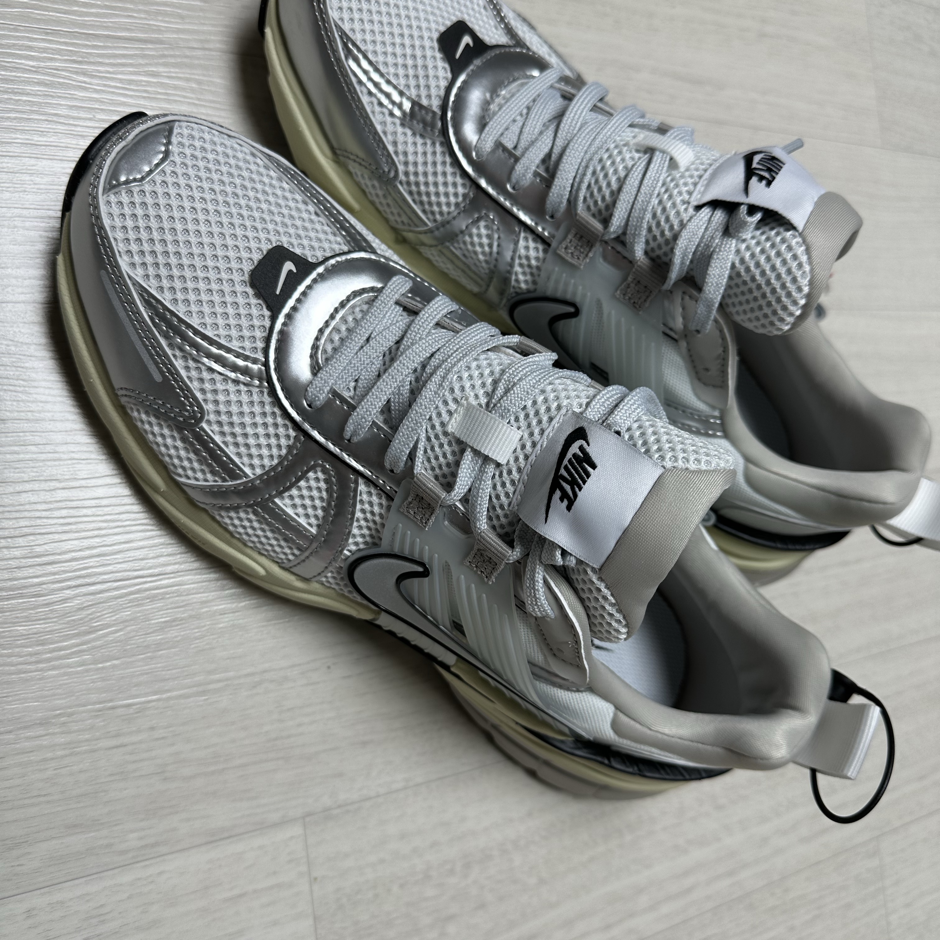 Nike V2K Run Summit White Metallic Silver 착용 스타일