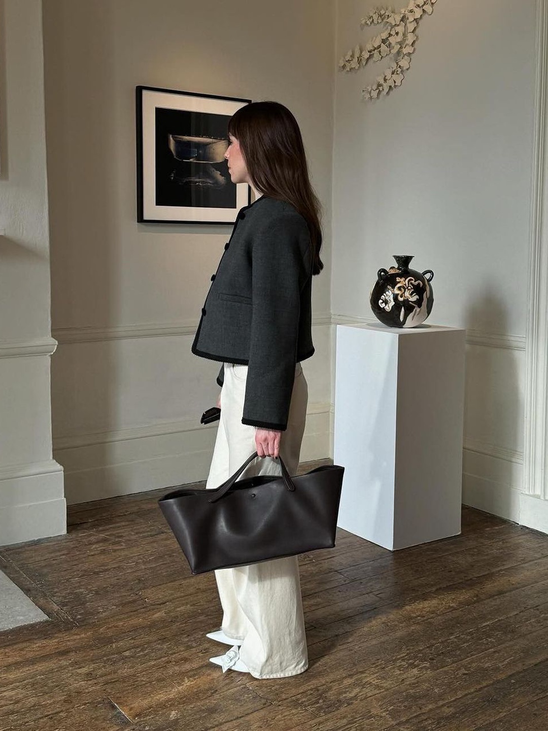 The Row Idaho Bag in Leather Black, The Row Idaho Bag in Leather Dark Brown 착용 스타일 - 2