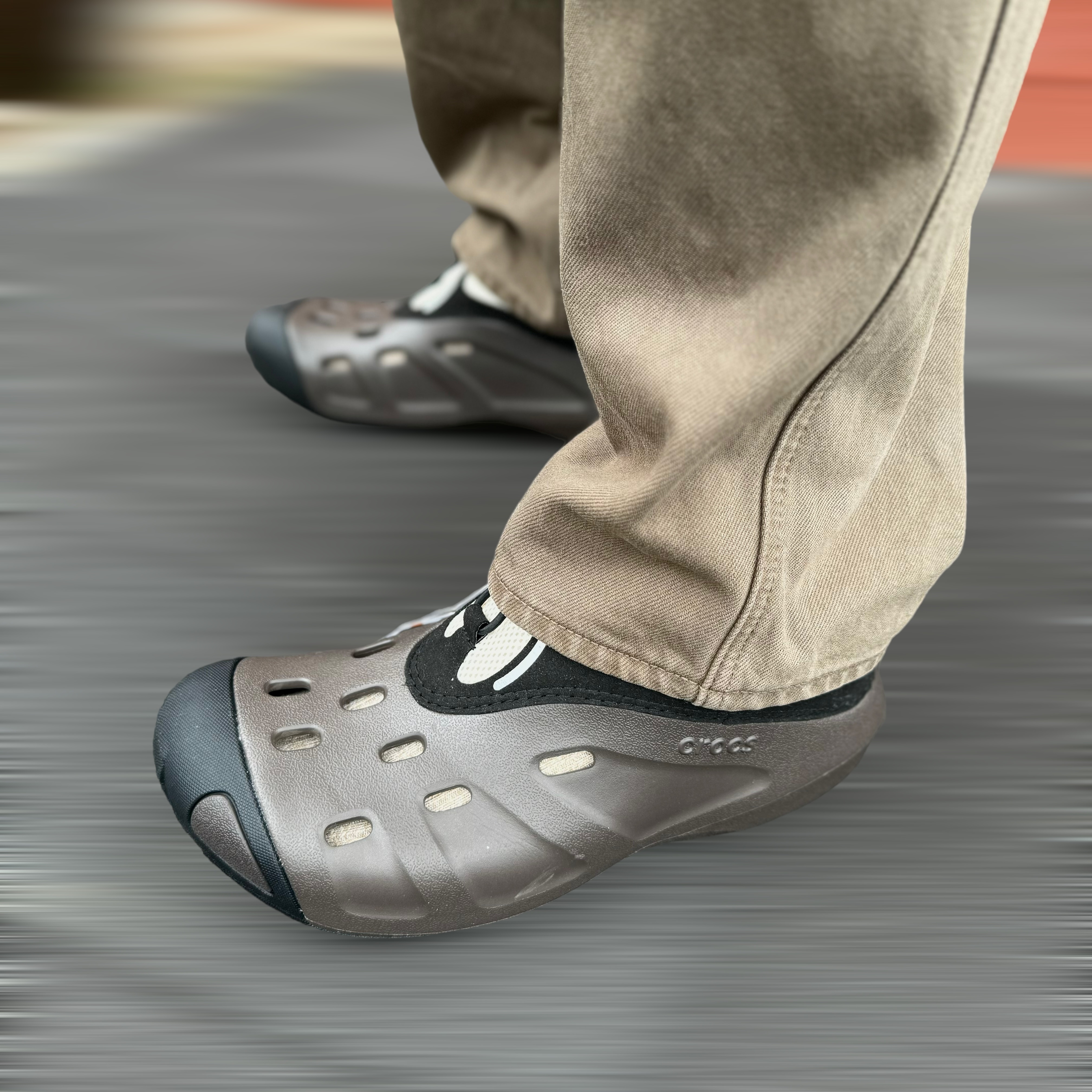 Crocs Quick Trail Low Espresso 착용 스타일