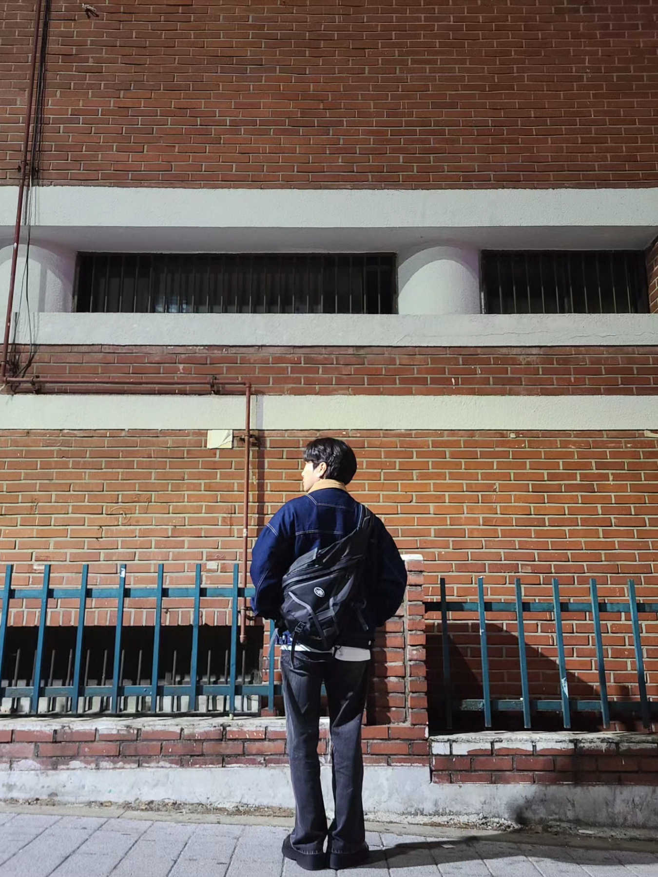 [KREAM 단독] ADSB Andersson Bell Rodri Crew-Neck Sweater Black 착용 스타일 - 2