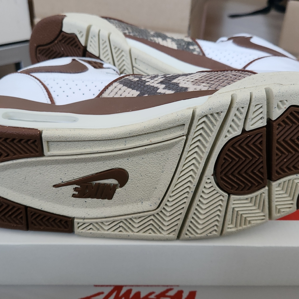 Nike x Stussy Air Flight 89 Low White and Pecan 착용 스타일 - 5