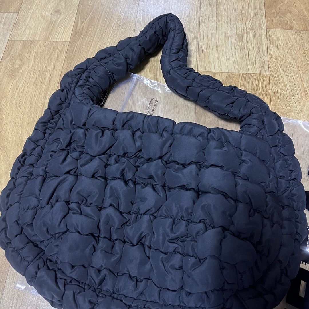 COS Quilted Mini Bag Black 착용 스타일