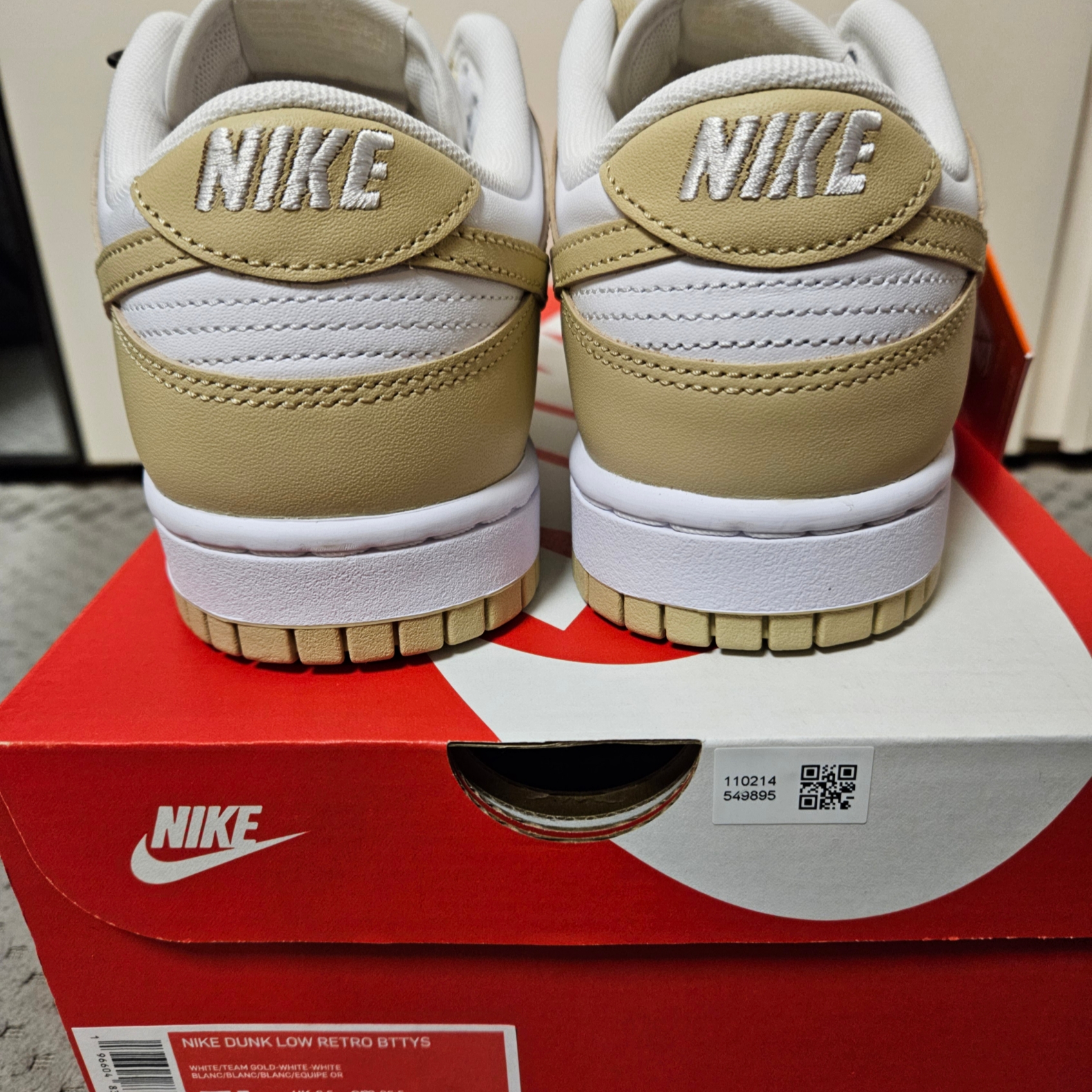 Nike Dunk Low Team Gold and White 착용 스타일 - 3