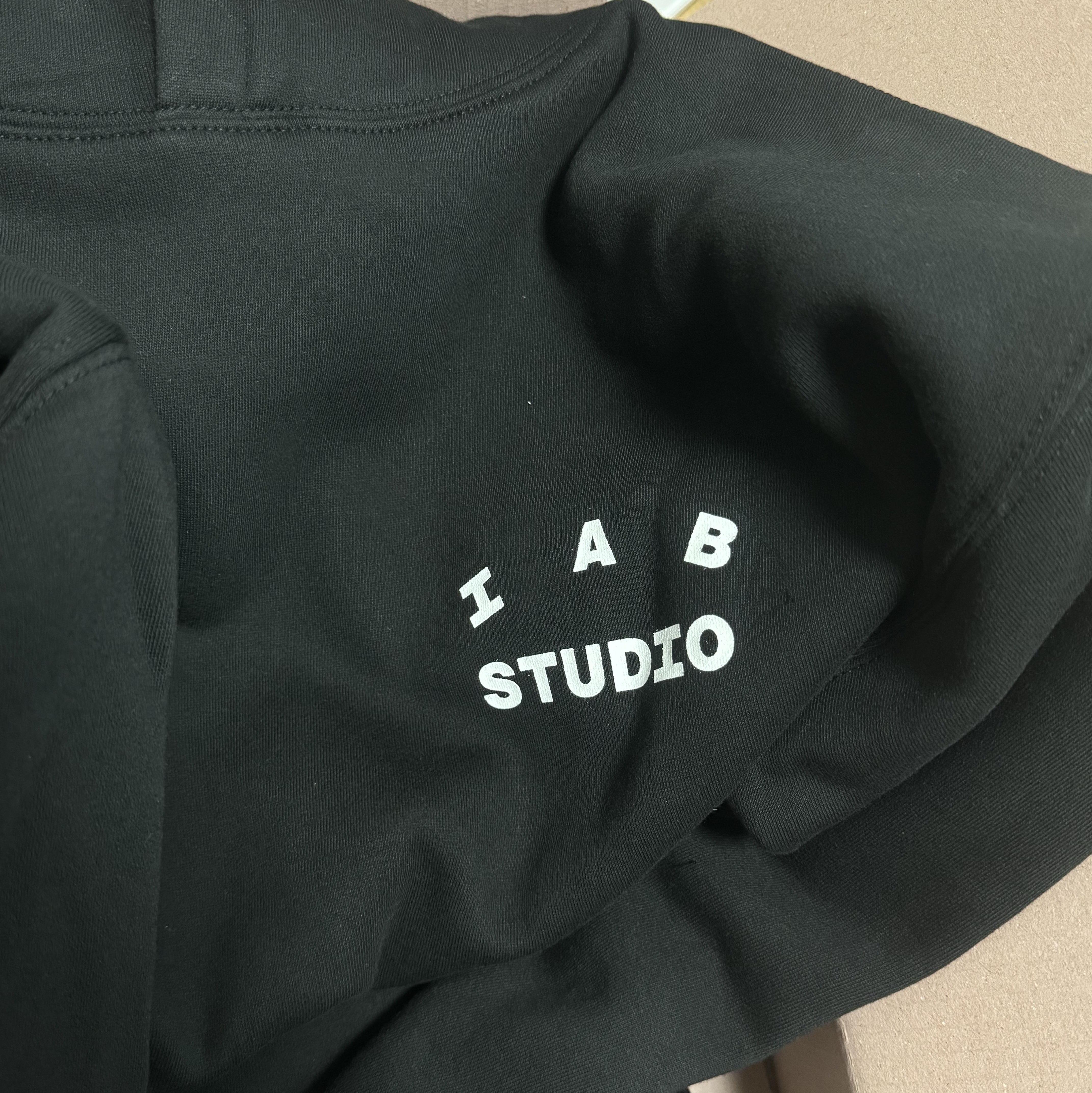 IAB Studio Hoodie Black 착용 스타일 - 2