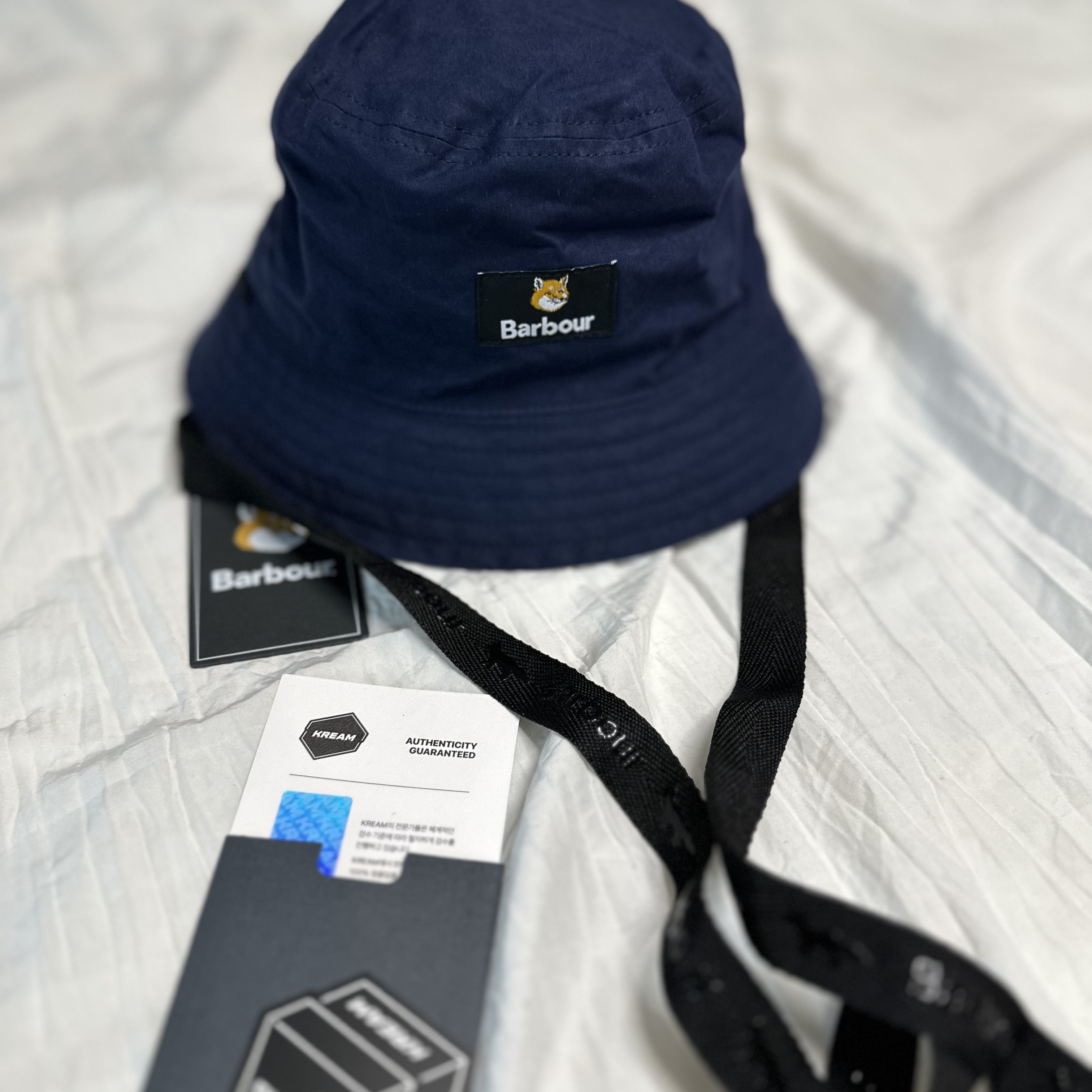 Barbour x Maison Kitsune Reversible Bucket Hat Black Melange 착용 스타일 - 1