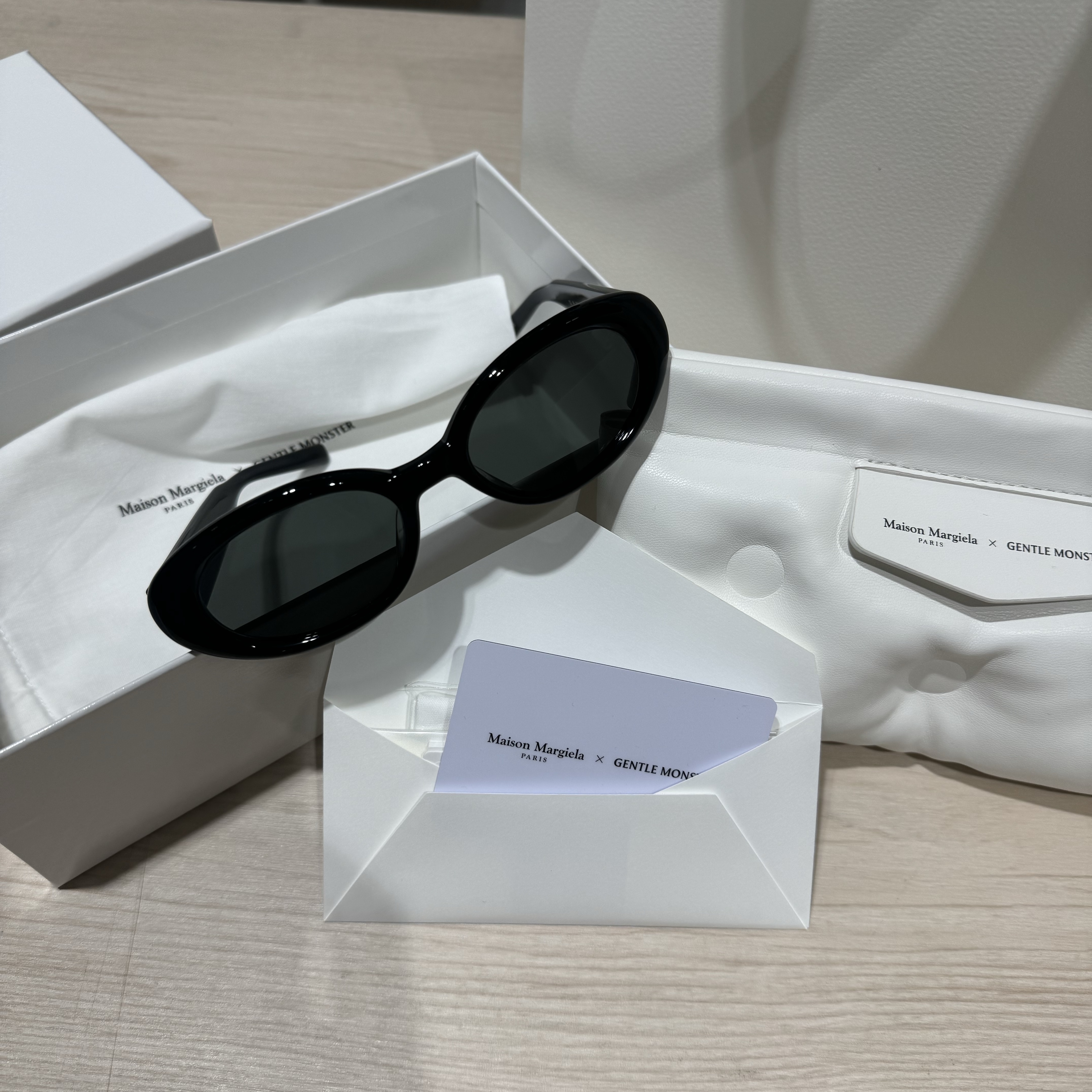 Gentle Monster x Maison Margiela MM107 Black Black 착용 스타일 - 2
