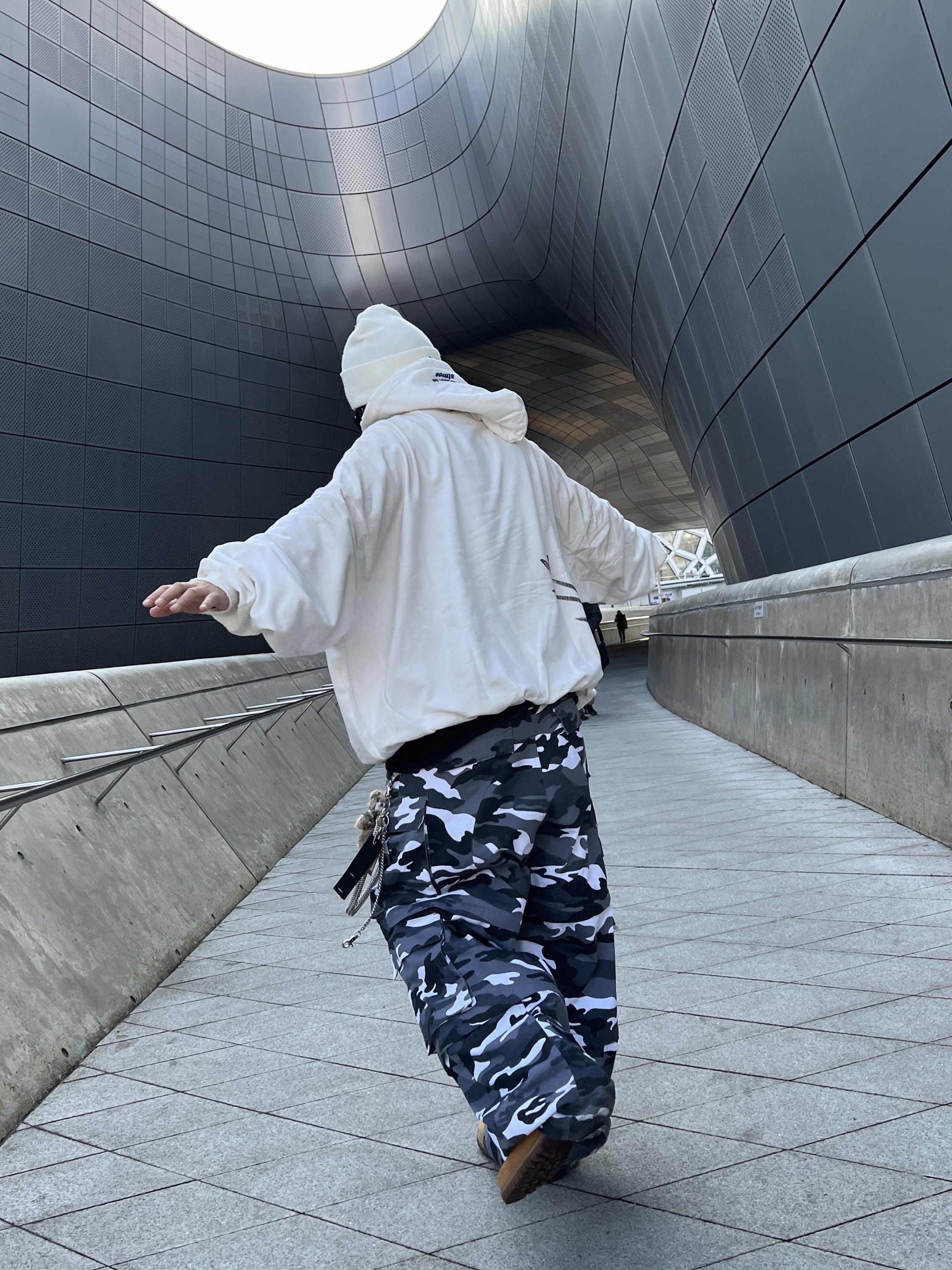 Project G/R x Atmos Etiquette Lesson Vintage Washed Hoodie White, Project G/R Oversized Convertible Cargo Pants City Camo 착용 스타일 - 1