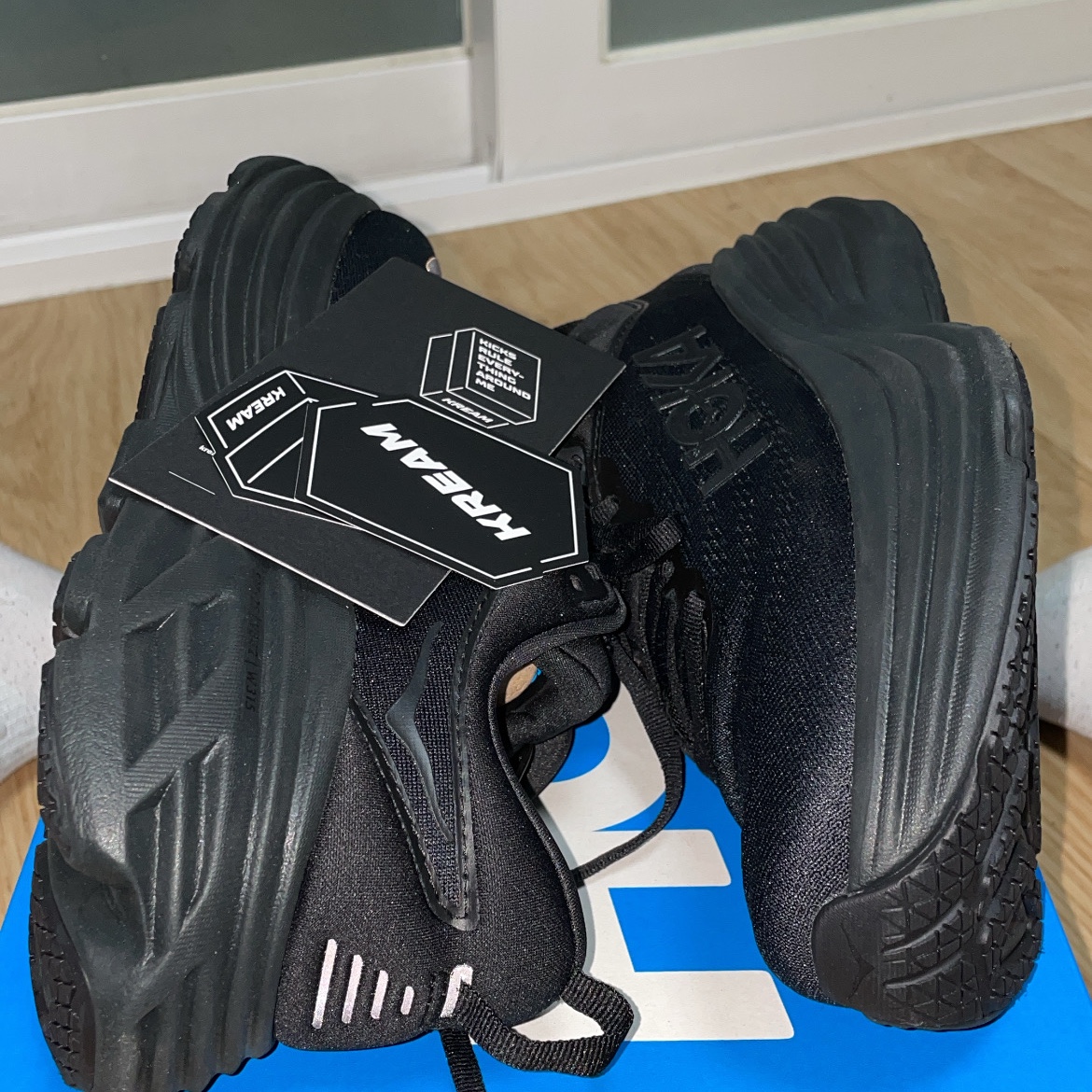 Hoka Bondi 8 Black - Wide 착용 스타일 - 1