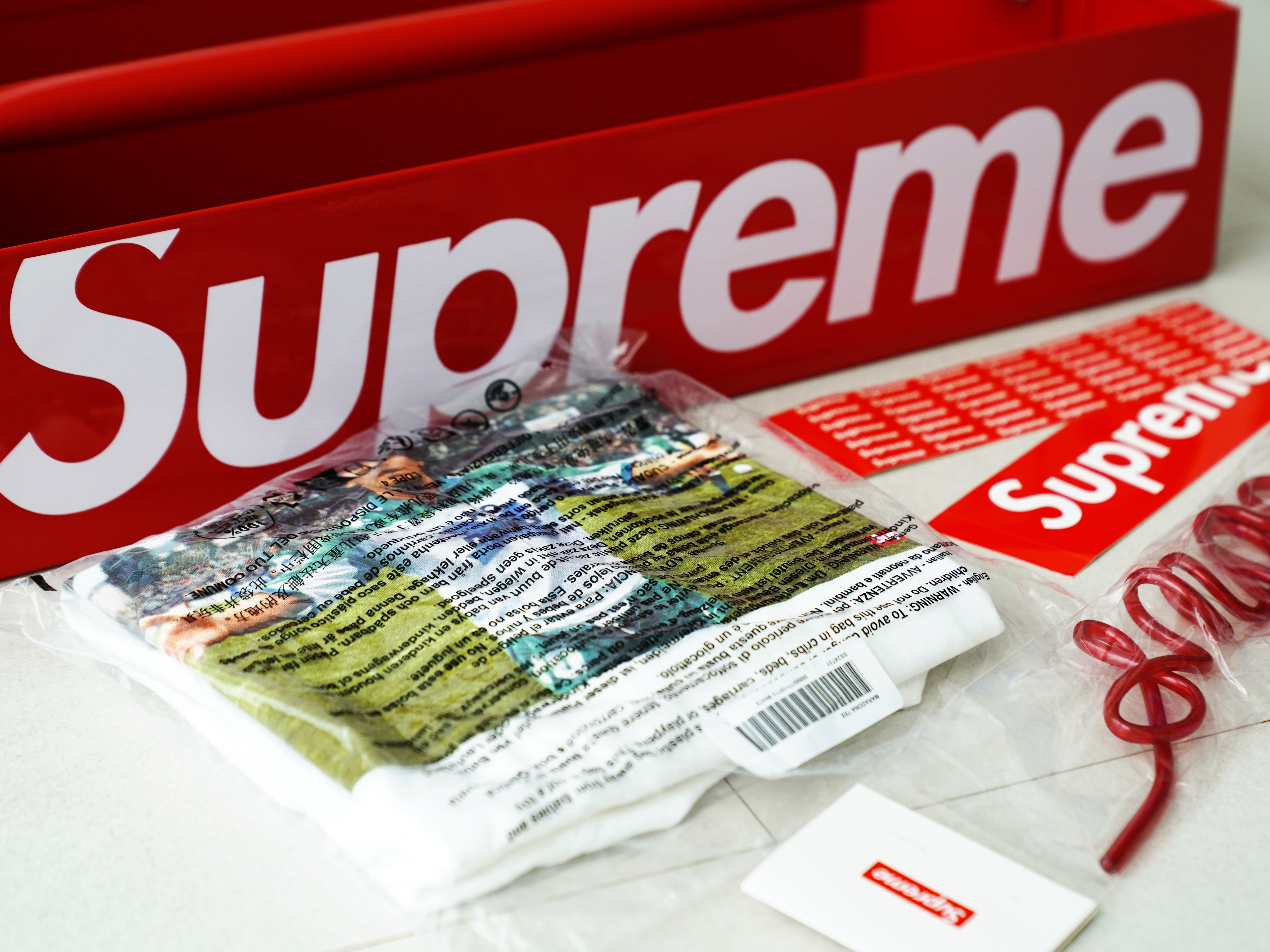Supreme x Mac Tools Tote Tray Red - 24SS, Supreme Maradona T-Shirt White - 24SS 착용 스타일 - 2
