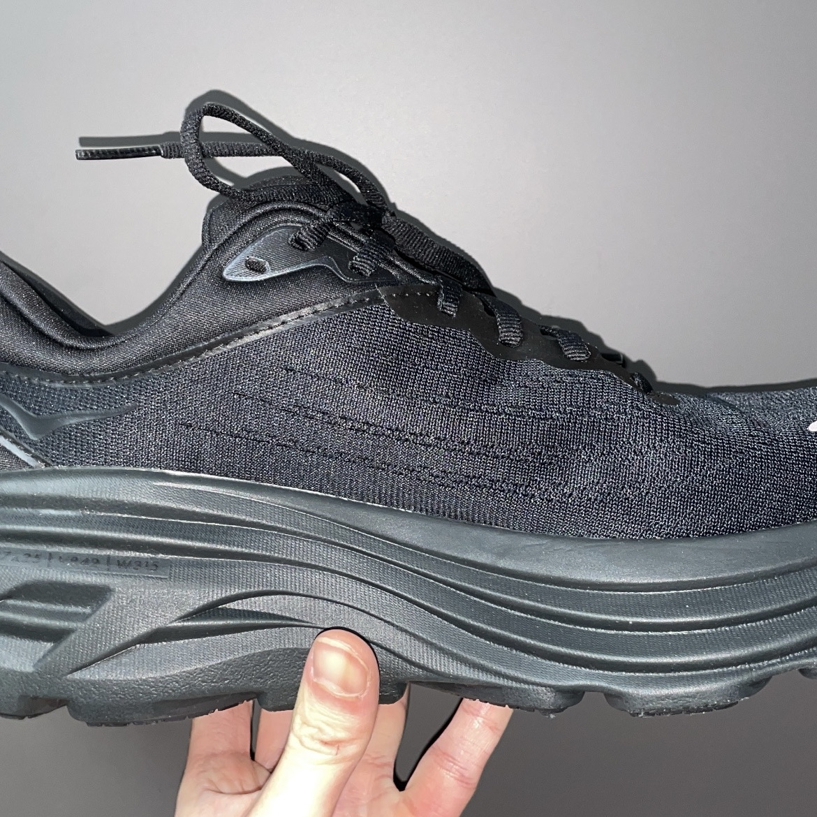 Hoka Bondi 8 Black - Wide 착용 스타일 - 3