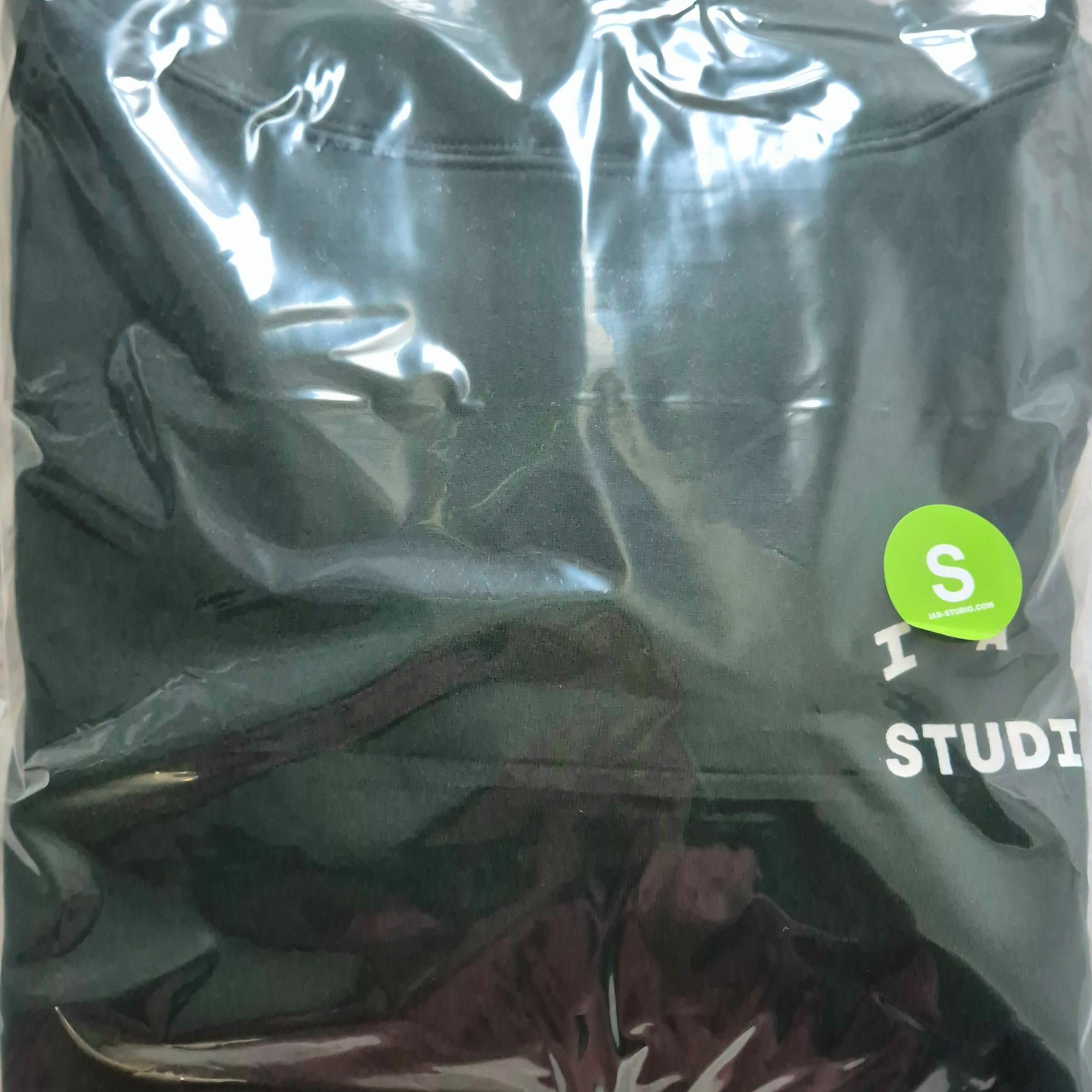 IAB Studio Hoodie Deep Green 착용 스타일 - 4