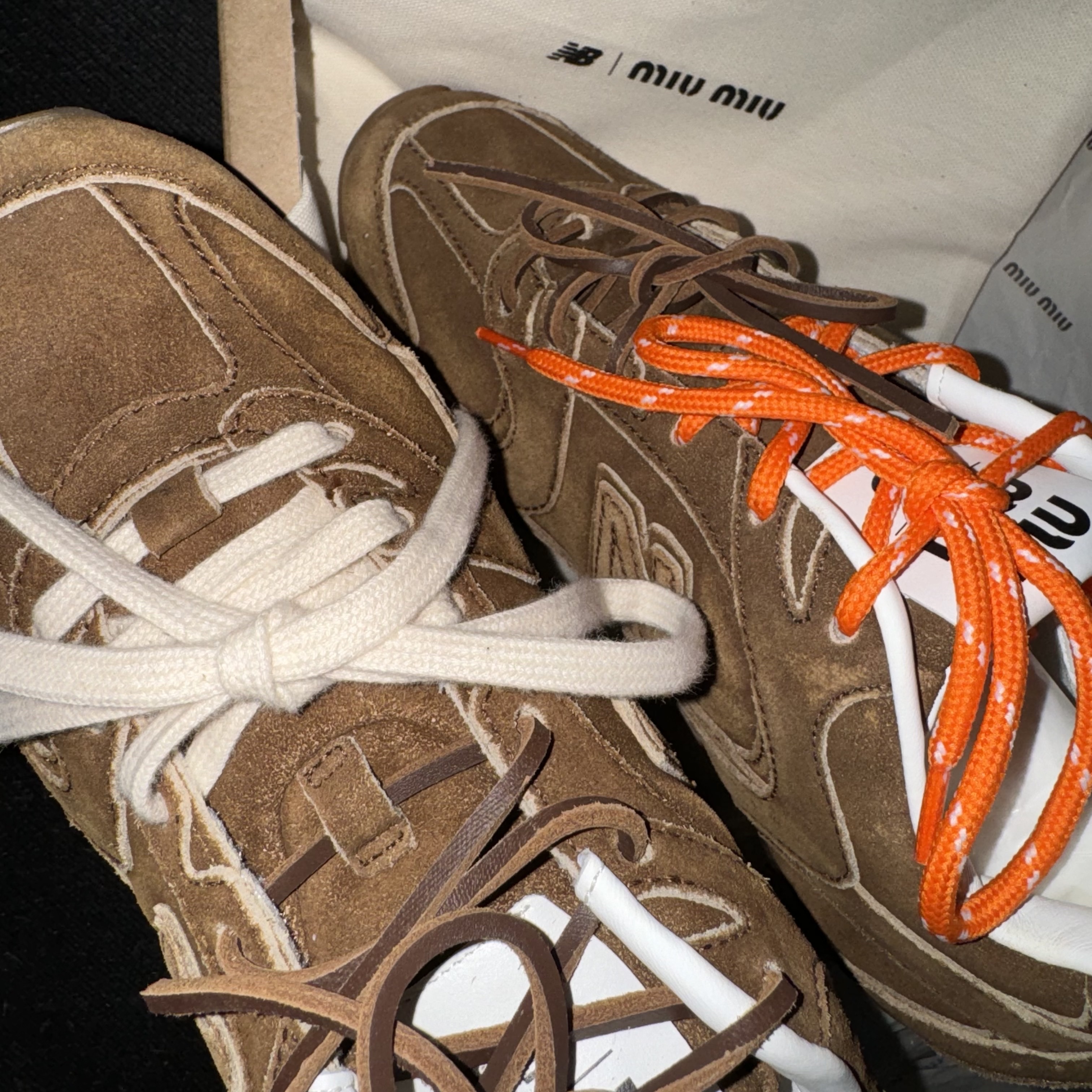 (W) New Balance x Miu Miu 530 Suede Mesh Sneakers Cinnamon, (W) New Balance x Miu Miu 530 Suede Mesh Sneakers Ecru 착용 스타일 - 2