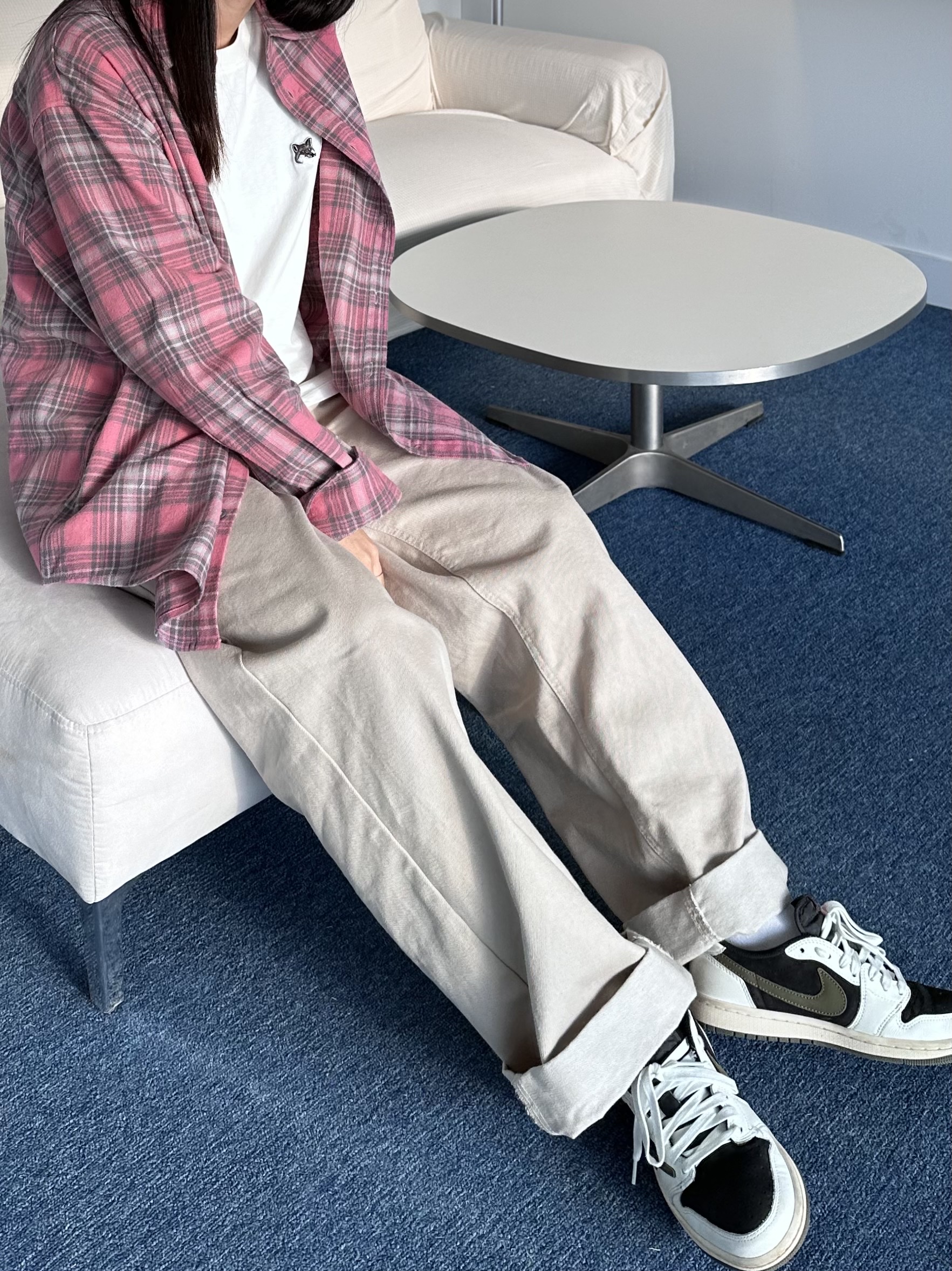 Maison Kitsune Double Fox Head Patch Classic T-Shirt Latte, (W) Jordan 1 x Travis Scott Retro Low OG SP Medium Olive 착용 스타일 - 2