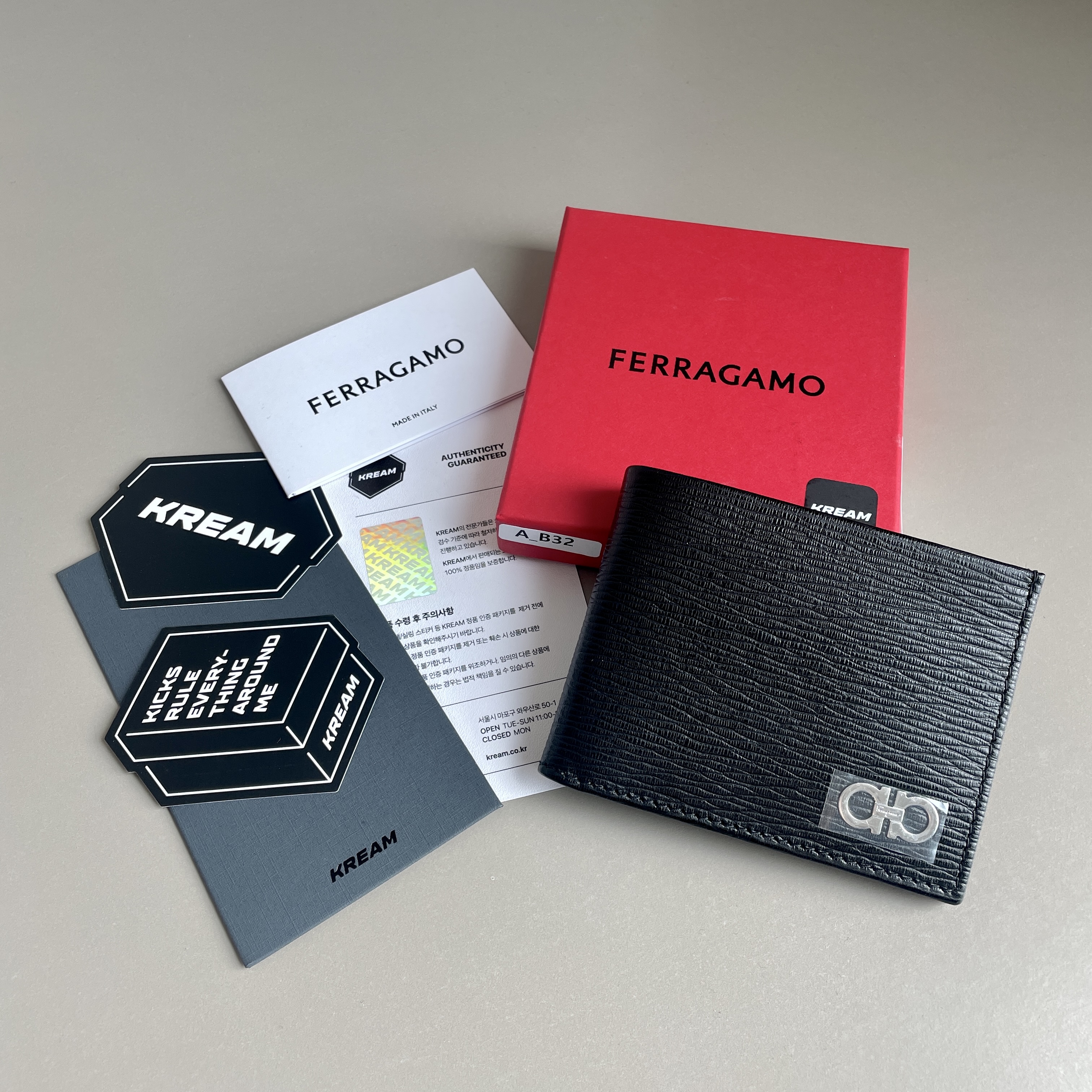 Ferragamo Gancini Wallet Black Fjord Blue 착용 스타일