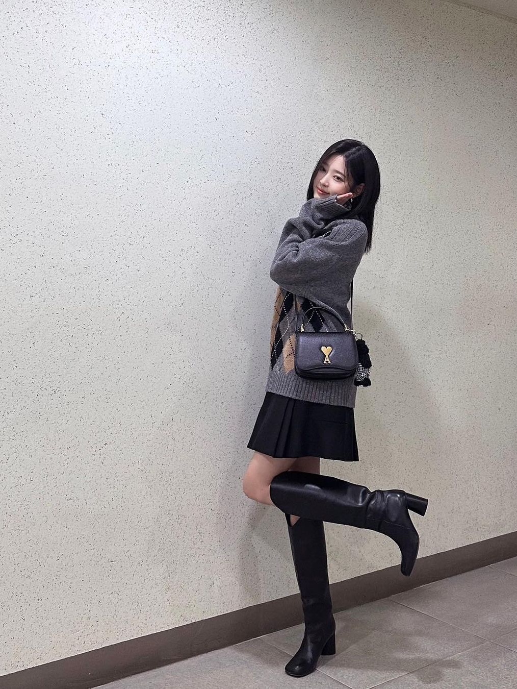 (W) Dunst Buckle Pleats Mini Skirt Solid Navy, (W) Miu Miu Check Miniskirt Cocoa Brown 착용 스타일 - 3