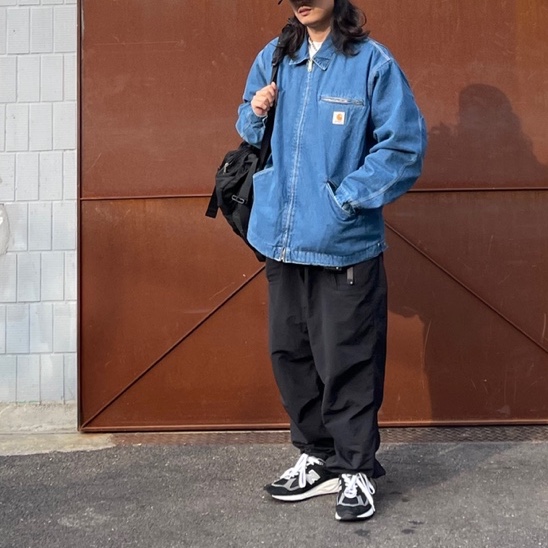 Carhartt WIP Norco Denim OG Detroit Jacket Blue Stone Washed, New Balance 990v2 Made in USA Black 착용 스타일