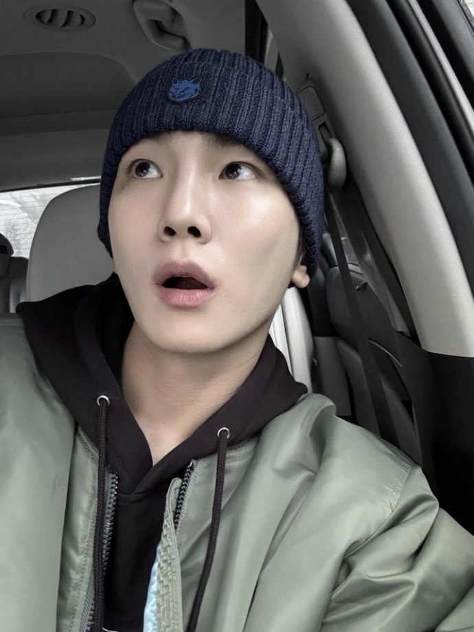 Maison Kitsune Bold Fox Head Patch Ribbed Beanie Ink blue 착용 스타일