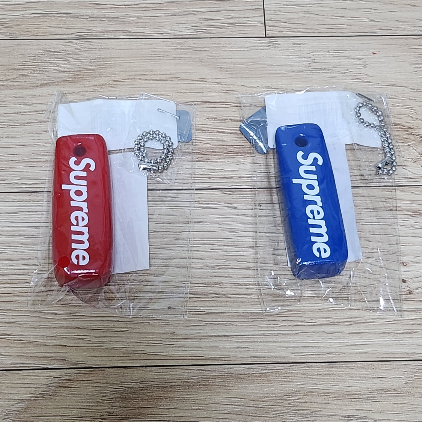 Supreme Floating Keychain Red - 23FW, Supreme Floating Keychain Faded Blue - 23FW 착용 스타일