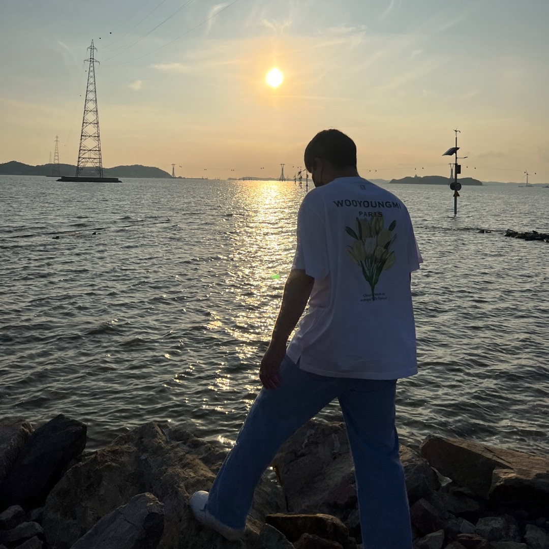 Wooyoungmi Flower Print Back Logo T-Shirt White - 22SS, Acne Studios Perey Velcro Strap Sneakers White 착용 스타일