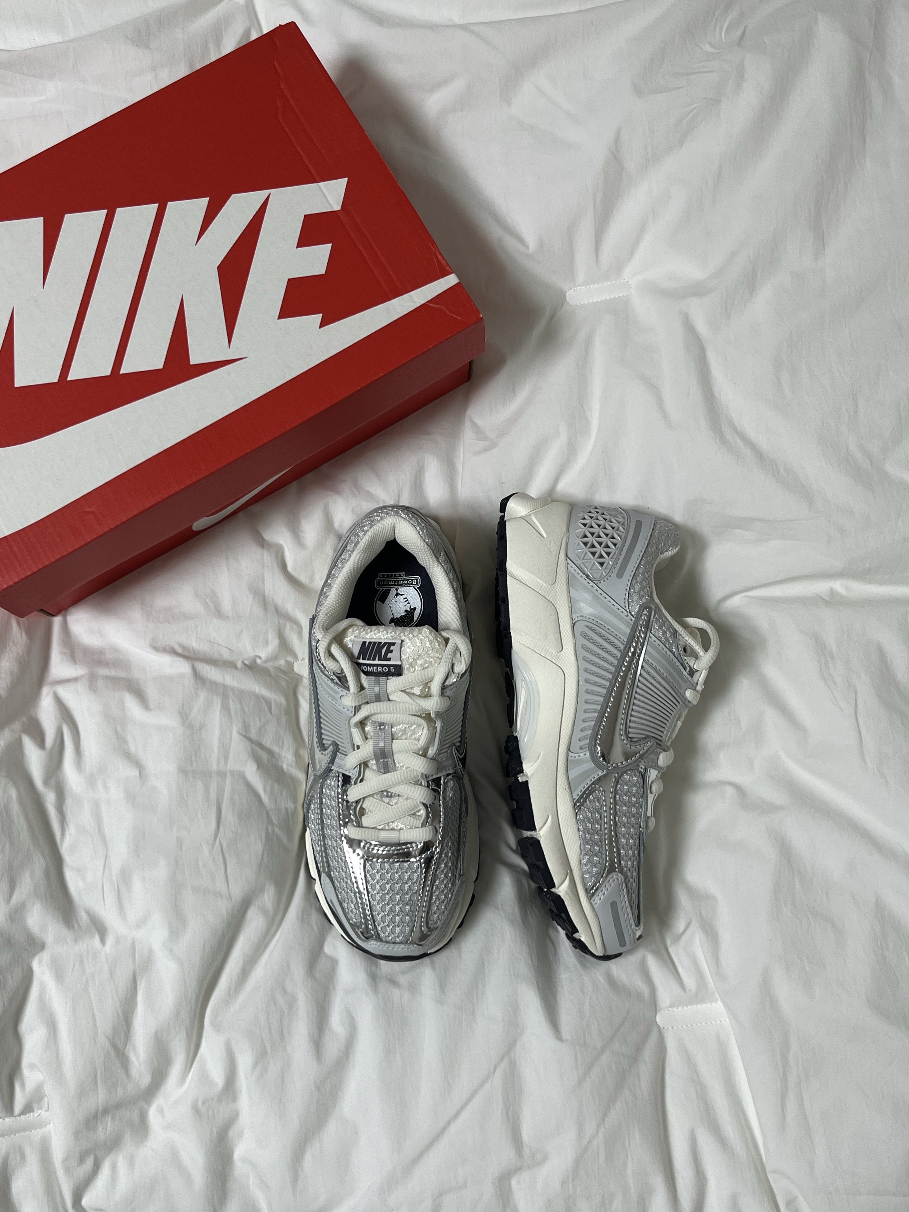 (W) Nike Zoom Vomero 5 Photon Dust and Metallic Silver 착용 스타일 - 1