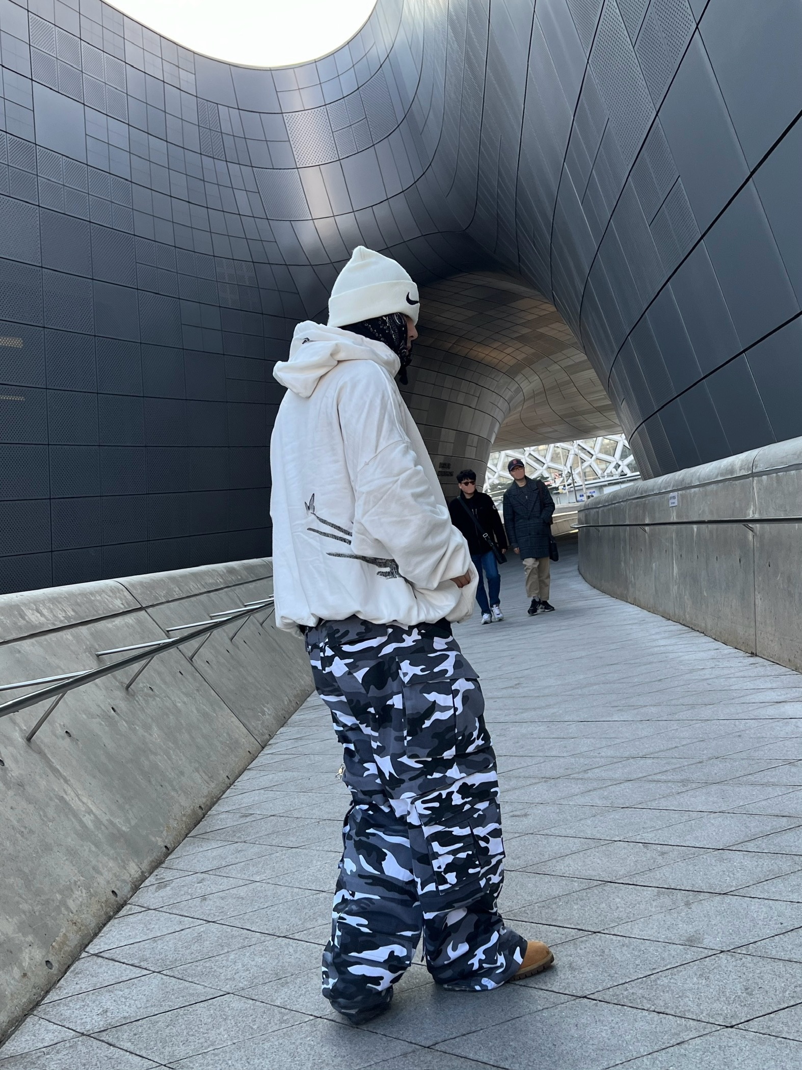 Project G/R x Atmos Etiquette Lesson Vintage Washed Hoodie White, Project G/R Oversized Convertible Cargo Pants City Camo 착용 스타일 - 2