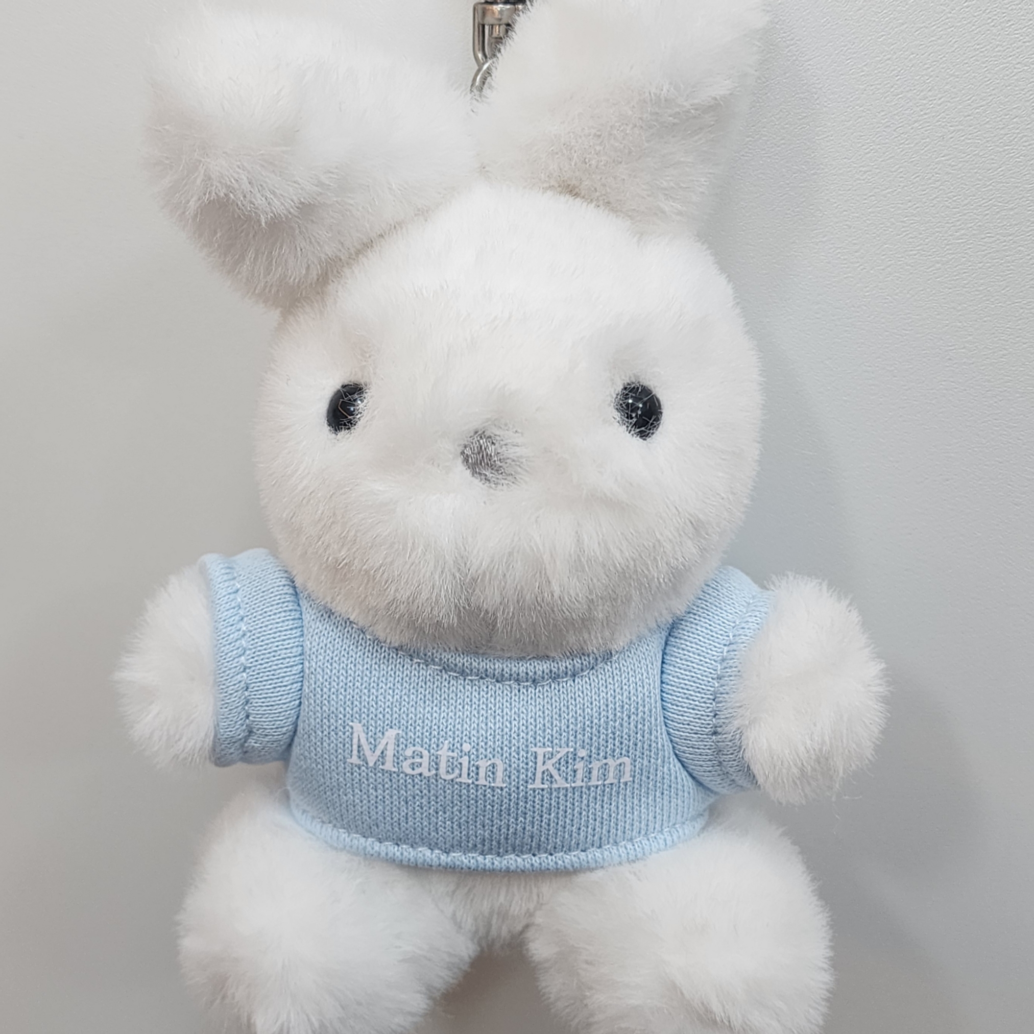Matin Kim White Bunny Toy Keyring White - Japan Exclusive, Matin Kim Black Bunny Toy Keyring Black 착용 스타일