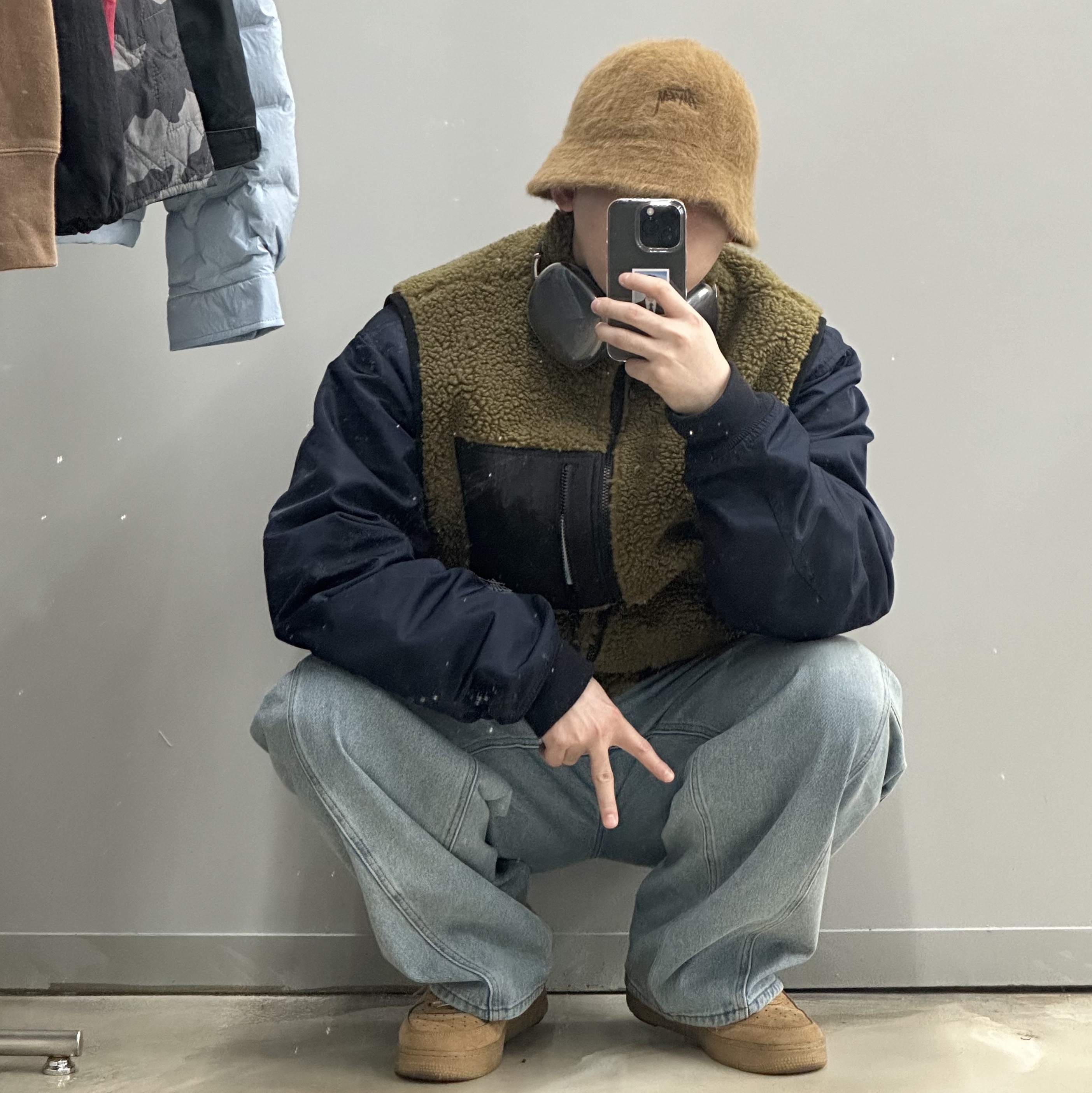 Nike x Supreme Air Force 1 Low Flax, Apple AirPods Max Lightning Space Gray (Korean Ver.) 착용 스타일