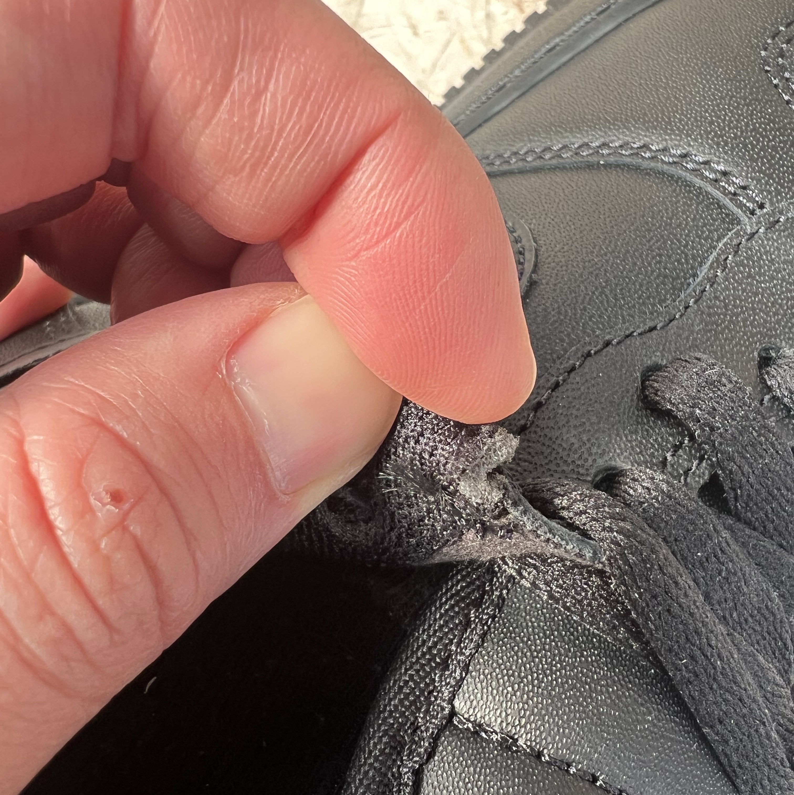 Nike Air Force 1 '07 Low Triple Black 착용 스타일 - 5